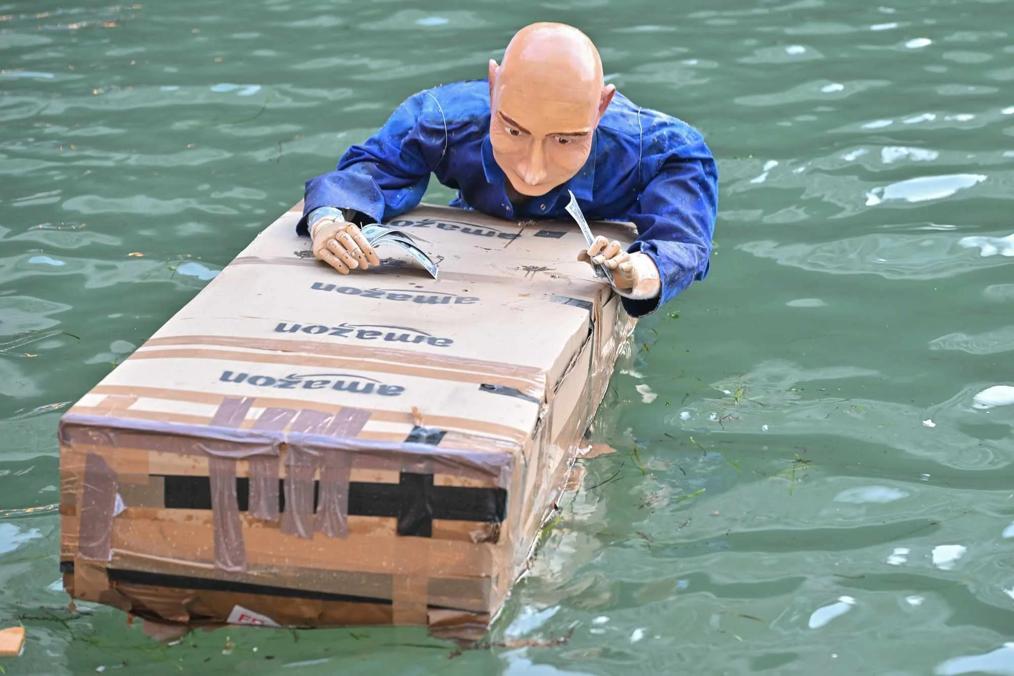 bezos-dummy-venice-canal-062625-1-15f4763774f54a7d825ebb2816cd3da5.jpg