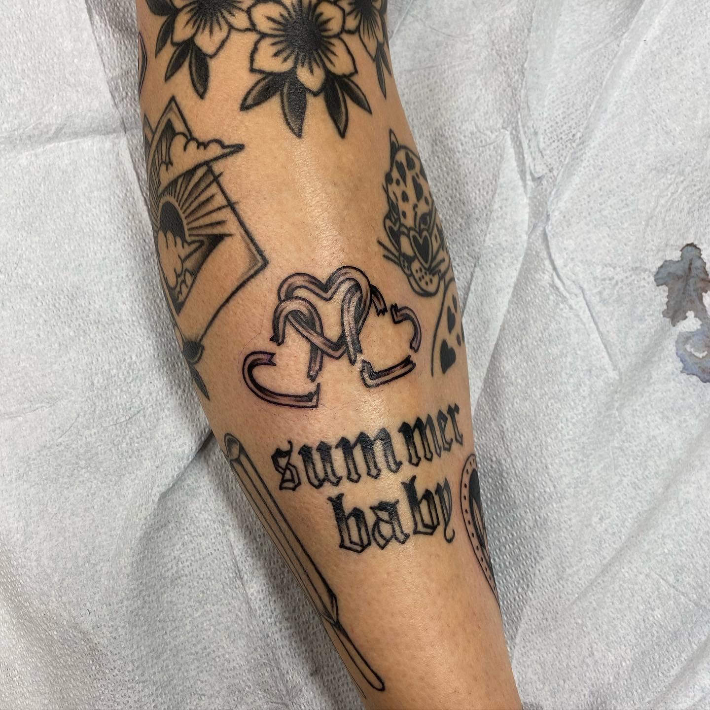 Added some filler to this lower leg, Hearts are fresh and the rest is healed ✨ 

#tattoo #healedtattoo #chaintattoo #blackworktattoo #boldwillhold #traditiknaltattoo #letteringtattoo #springfevertattoo