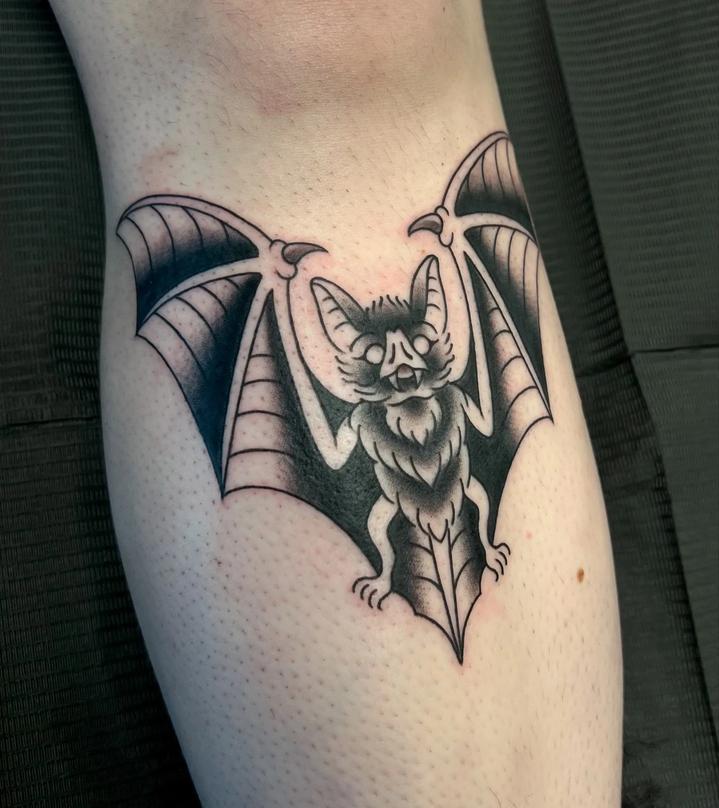 Bat under the knee for my little sisters first tattoo, thanks @jorgia.rod !! 🖤