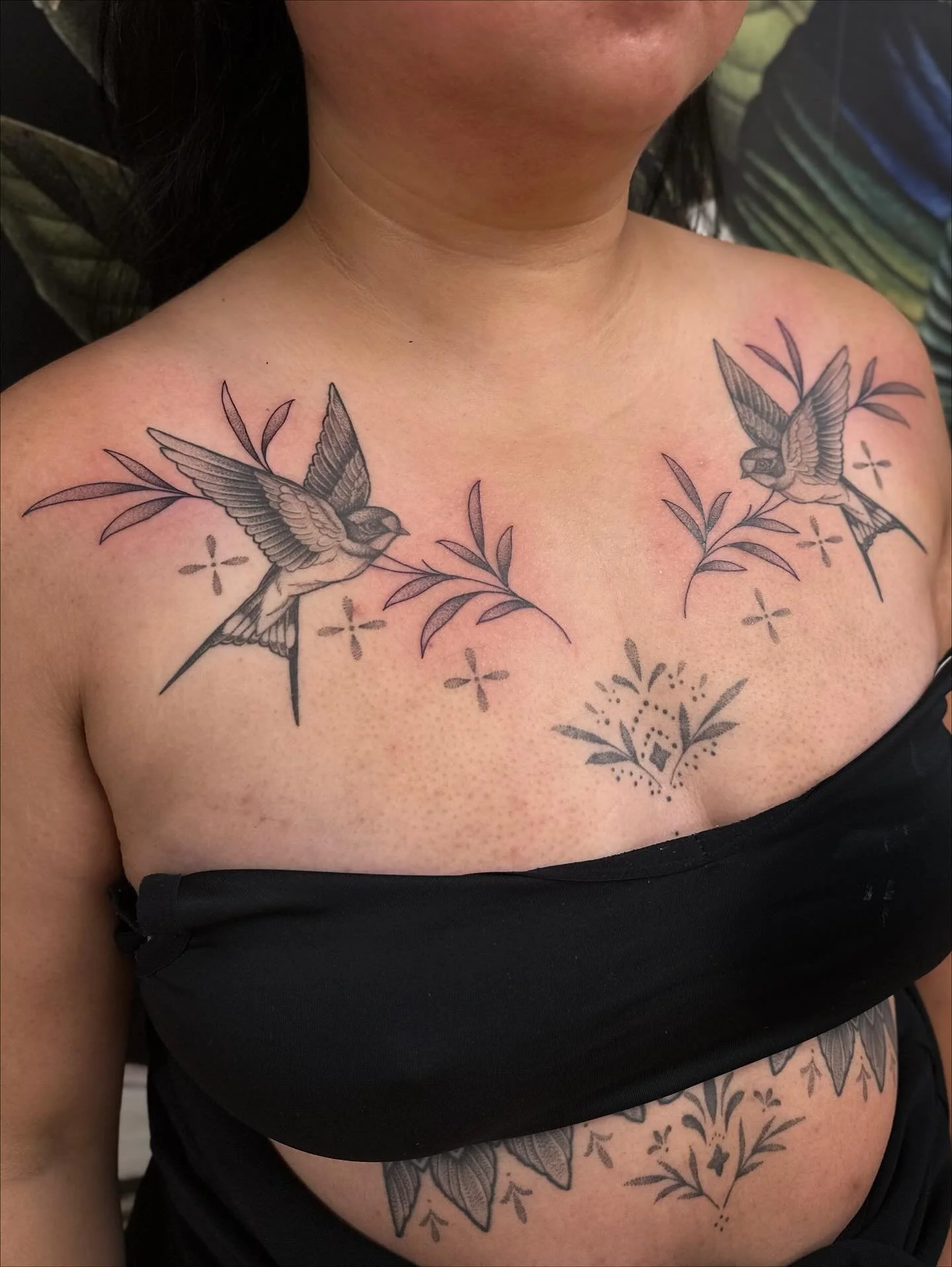 Added leaves to Judy&rsquo;s chest, other tattoos are all healed up. Thanks for having me continue to add to your collection! Made @springfevertattoo 

#tattoo #springfevertattoo #chesttattoo #birdtattoo #blackandgreytattoo #botanicaltattoo #natureta