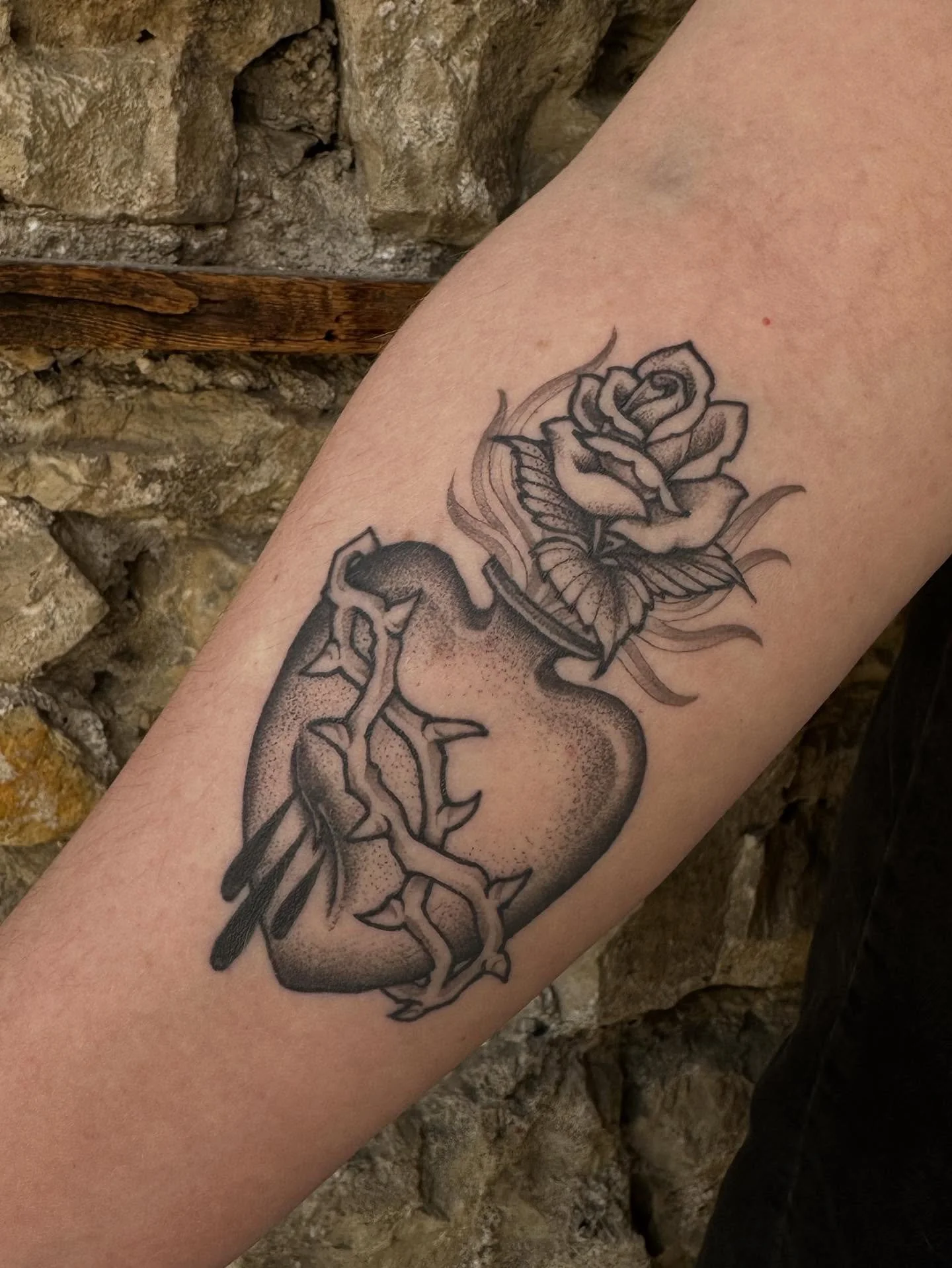 Healed sacred heart ❤️ happy to do more of these! Made @springfevertattoo 

#tattoo #springfevertattoo #guelphtattoo #downtownguelph #blackandgreytattoo #sacredhearttattoo