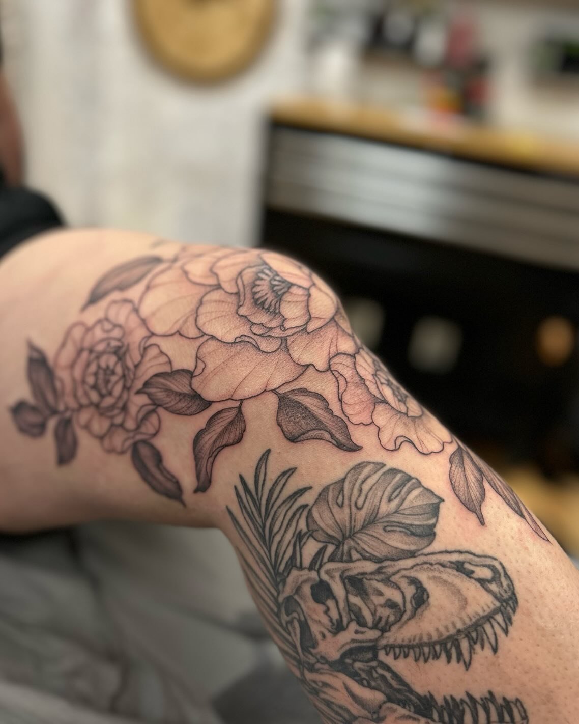 Nothing quite brings out the Dad jokes in me like a peoknee&hellip; Thank you, thank you Chandal! Swipe to see Mable hard at work, judging (I mean assisting) me with hot gluing my Halloween costume past her bedtime. 🌟

Placed nice and snug above a b