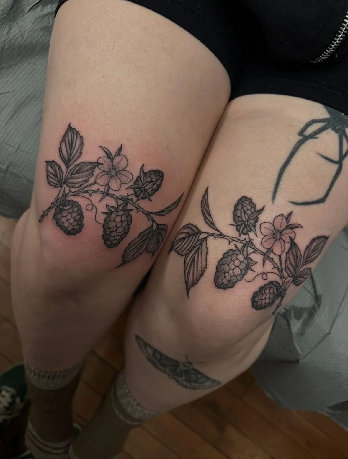 Blackberry branches made @springfevertattoo 

#tattoo #guelph #guelphtattoo #springfevertattoo #naturetattoo #fruittattoo #botanicaltattoo