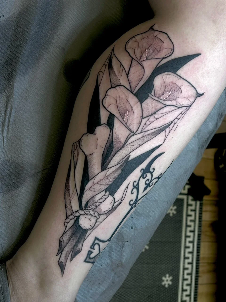 Some recent florals 🖤 made at @springfevertattoo