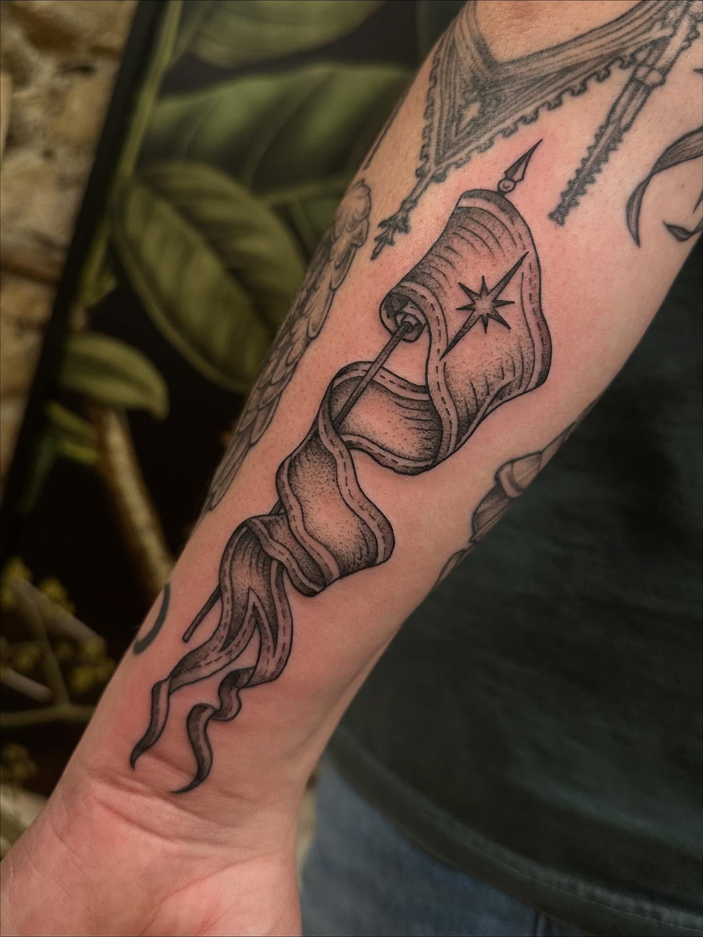 Gap fillers from today, always satisfying. I&rsquo;m booking January if you have any gaps you need taken care of 

Made @springfevertattoo #tattoo #blackandgreytattoo #floraltattoo #flagtattoo #gapfillertattoo #springfevertattoo #downtownguelph #guel