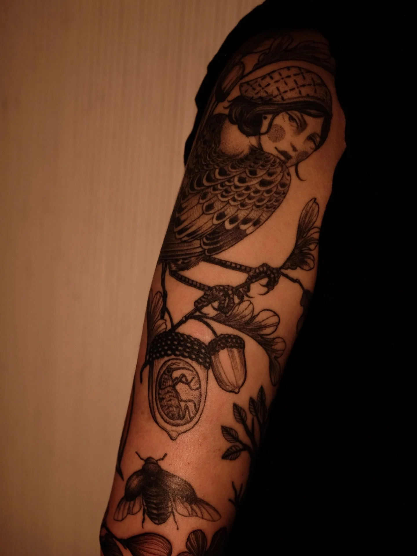 Snippets of a sleeve for Allie 🐦&zwj;⬛
Whimsical and folky goodness. I love the snug little acorn weevil in there.
Made with love @fancybirdto