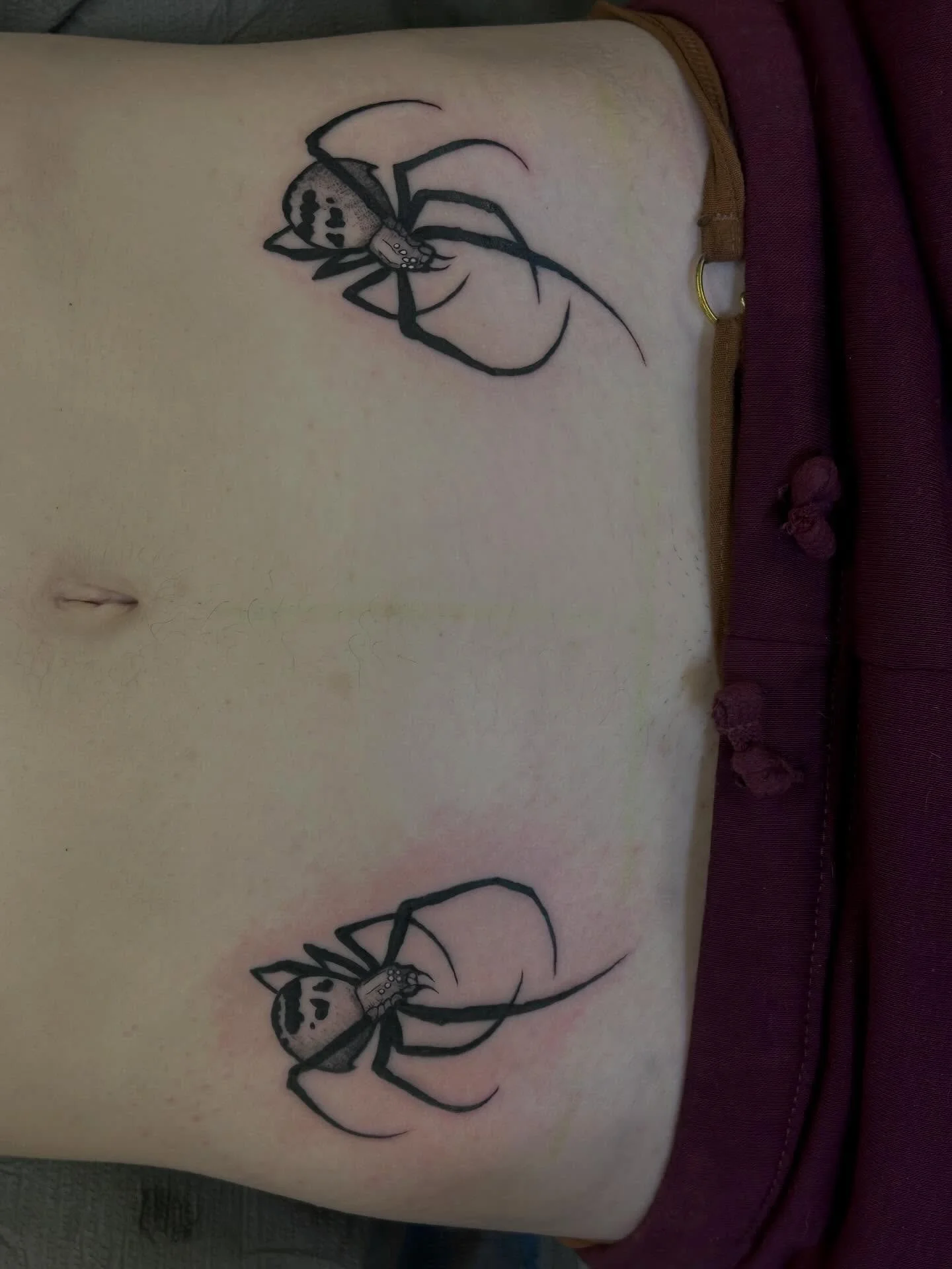 A pair of spiders on the hips, for Keanna 🖤 made at @springfevertattoo