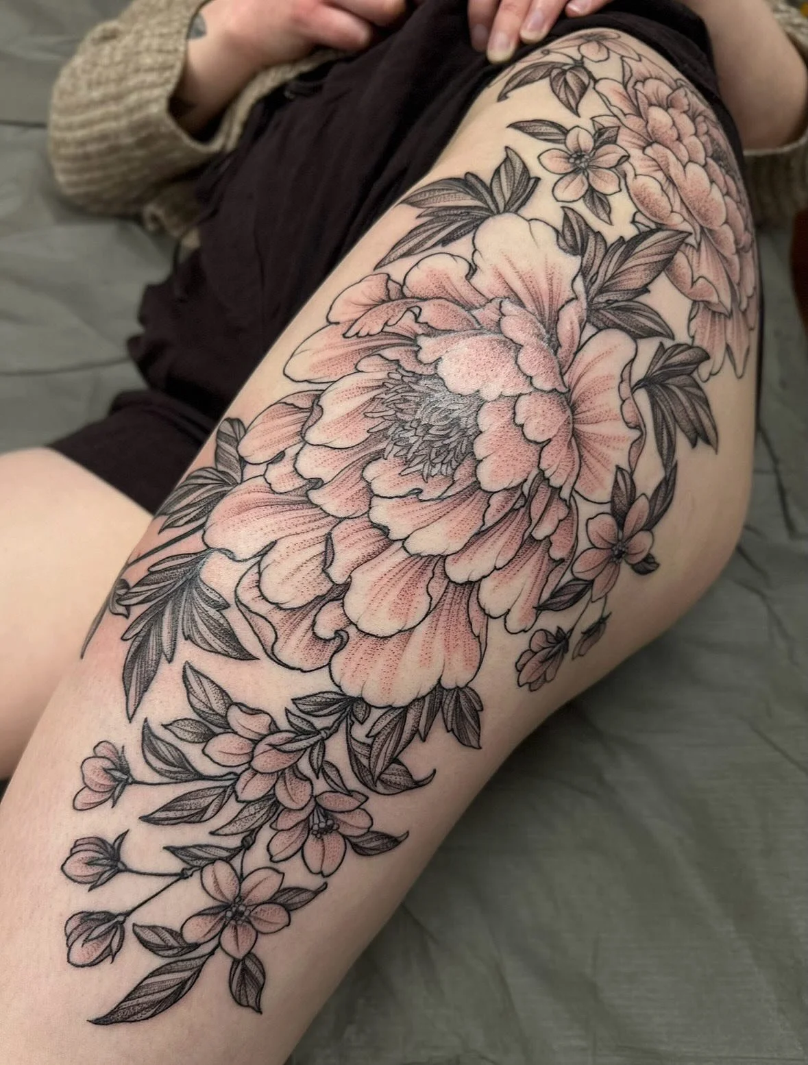 Always excited to make larger scale tattoos! Thank you Kyla, made @springfevertattoo 

#tattoo #floraltattoo #springfevertattoo #blackandgreytattoo #guelphtattoo