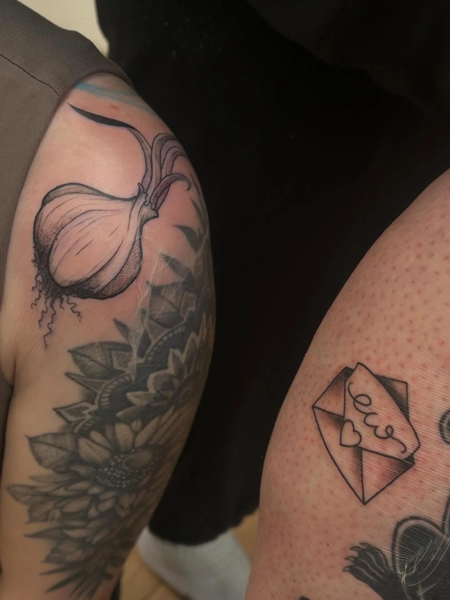 Little Get-what-you-get and get-what-you-roll friendship double feature!! GWYG by @victoria.rod and GWYR by @real_tiny_goth_tattoos 🖤 done at @springfevertattoo