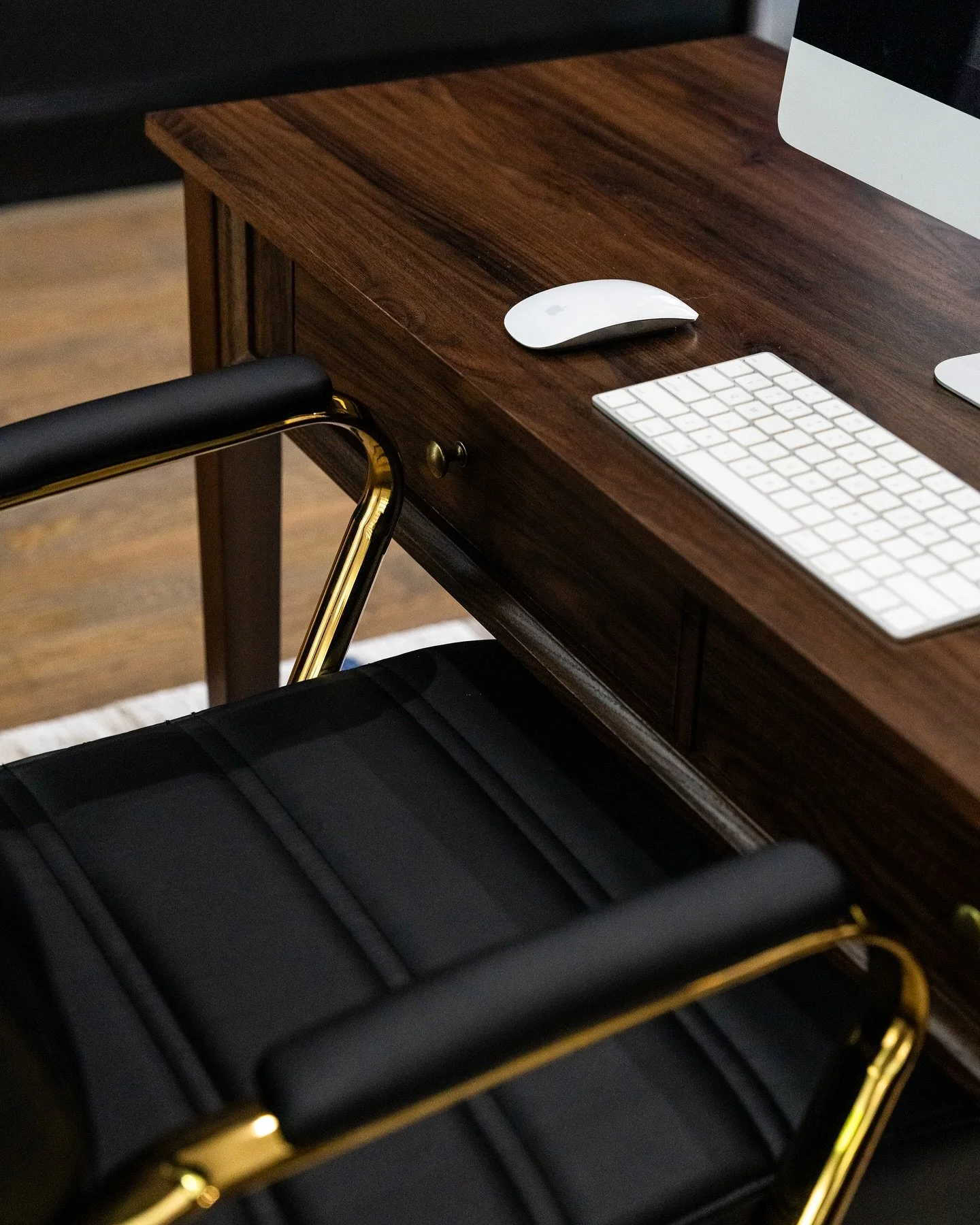 Details of this office space 💥 Designed by @medforddesignbuild 👀

#dallasrealestatemedia #realestatemedia #interiordesign #interiordesignphotography #mckinneytx #mckinneyphotographer #medforddesign