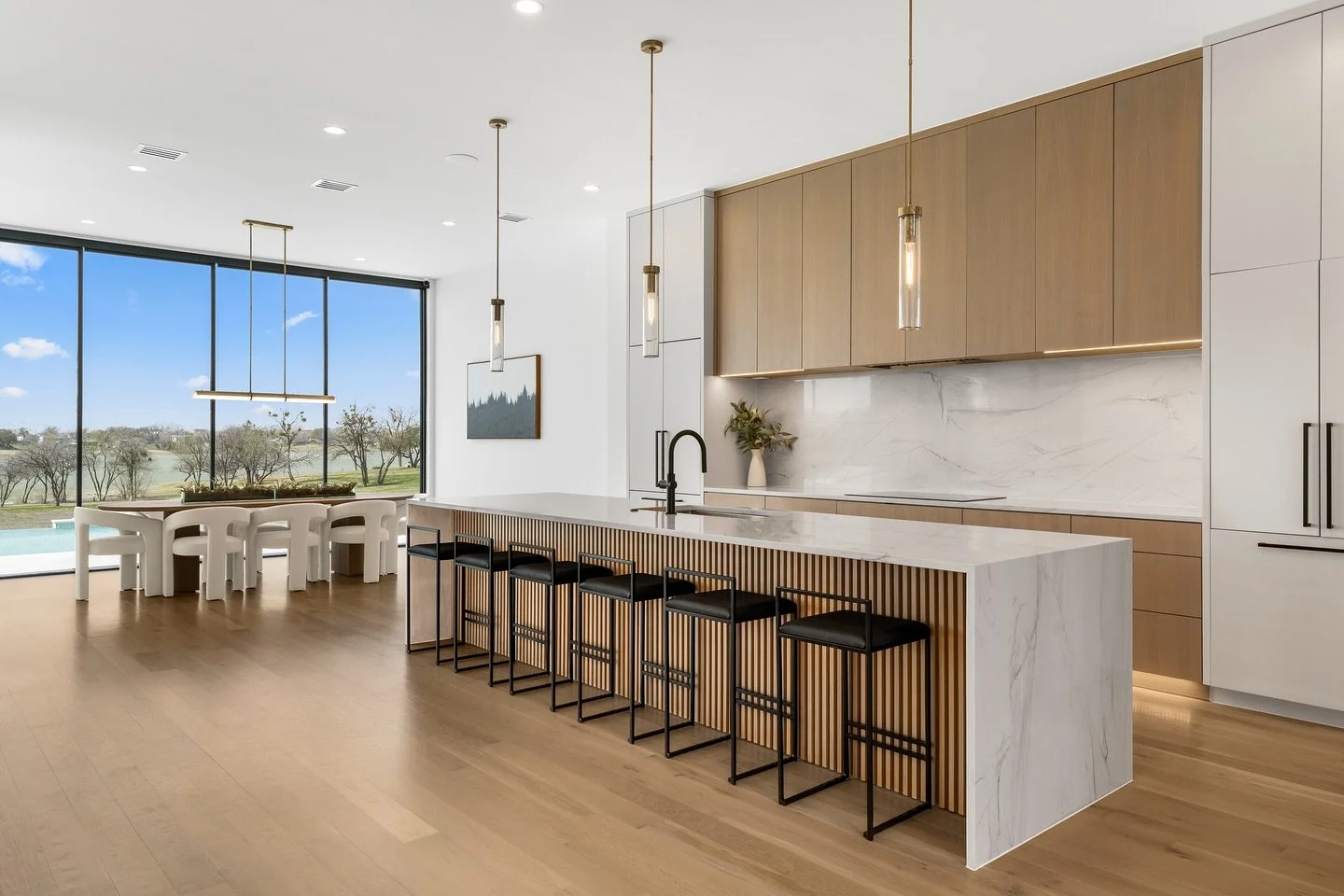 Clean lines. Natural light. Lakeside location. ☀️🙌🏼

Interior design by @sprucellc 👀

#mckinneyphotographer #dallasrealestateagent #dallasinteriordesign #interiordesignphotography #dallasrealestatemedia #realestate #spruceinteriordesign