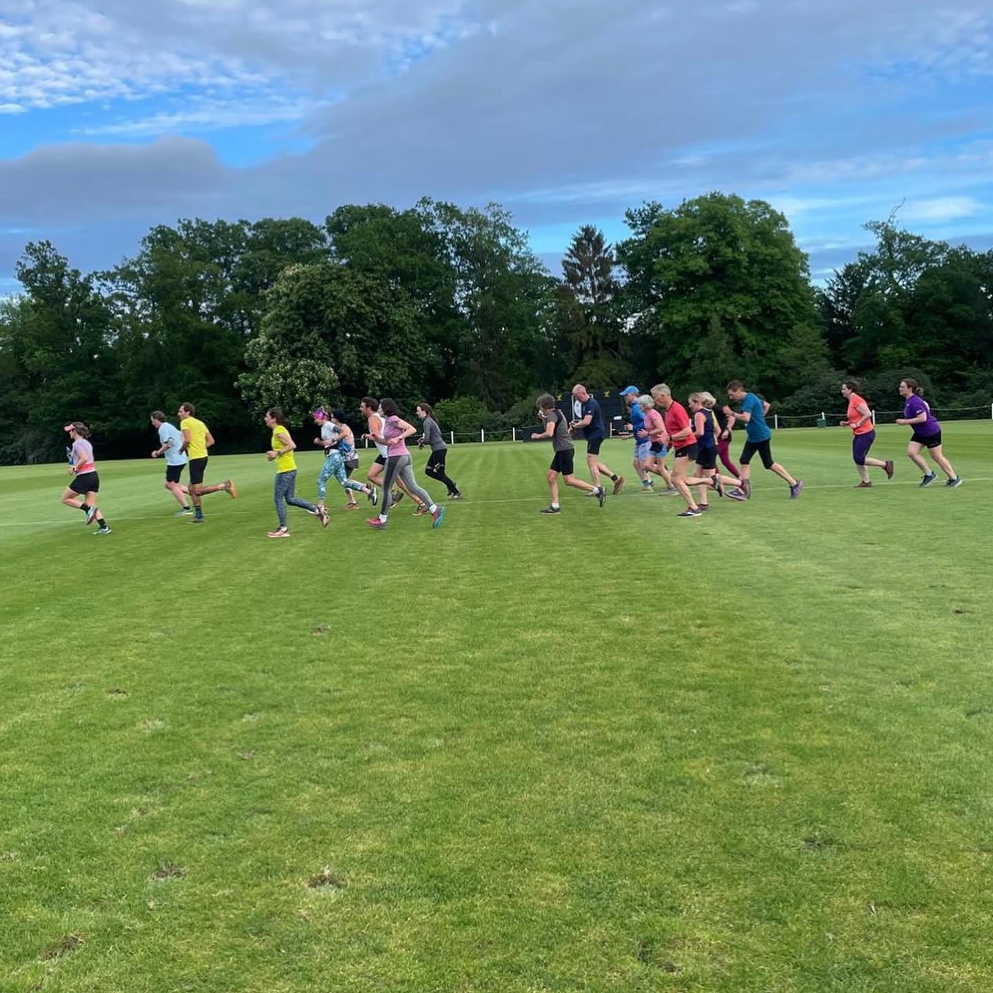 Thursday night training with @emily_iredale Great turnout for 3 min intervals and strength training @midhurst.milers #midhurst #trailrunning