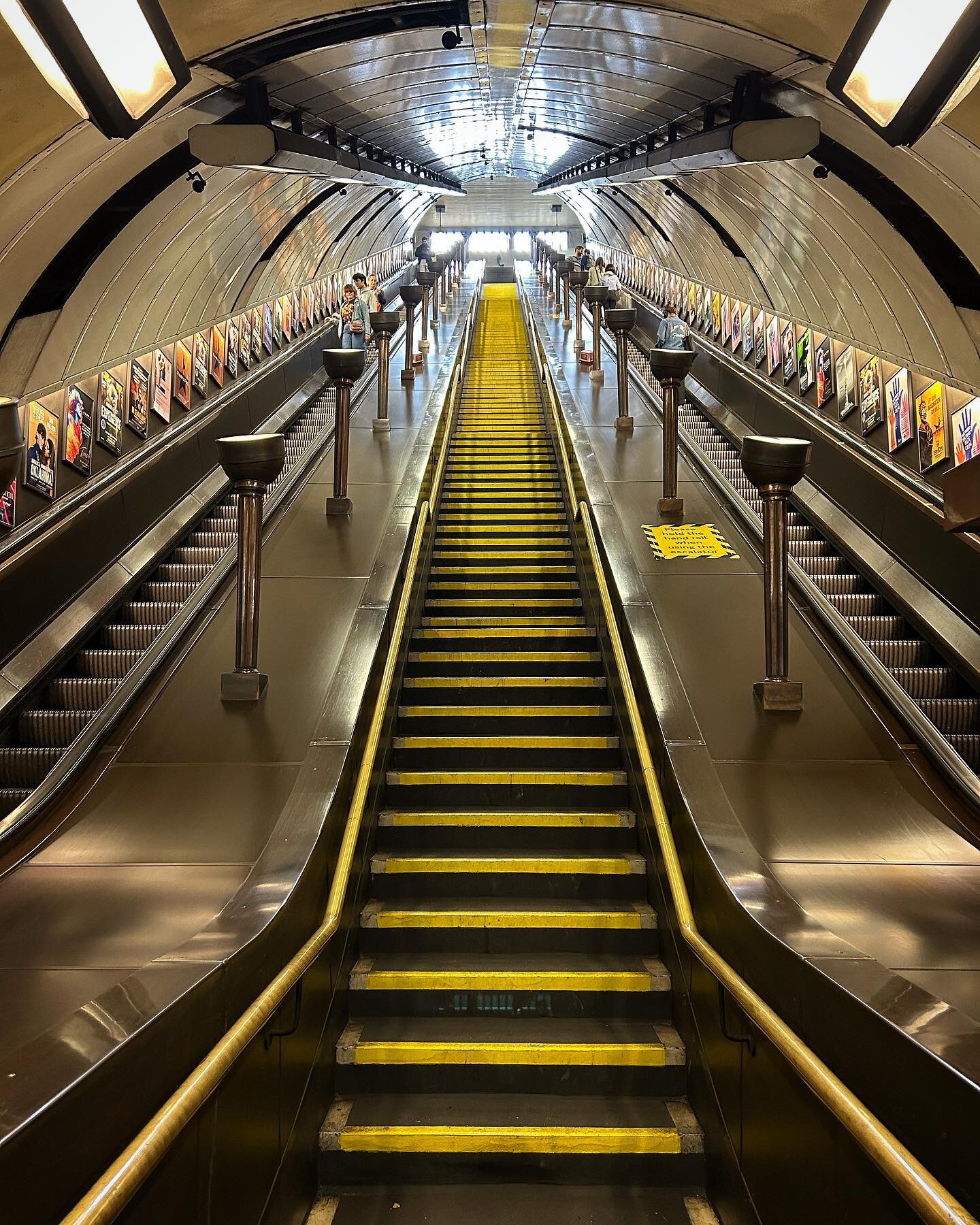 St John&rsquo;s Wood station #london #quicktrip #impression 
.
.
.
.
.
.
.
.
#design #designer #interiordesign #interiordetails
#architecture #architecturelover 
#contemporary #modernclassic
#modern
#traveling #worldtraveller
#contemporaryart #abstra