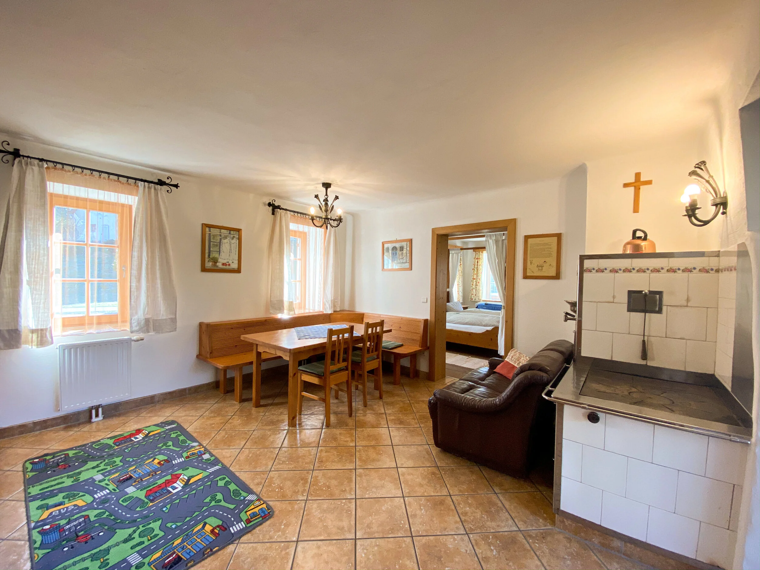 Wohnraum mit altem Kuchlherd in der Ferienwohnung