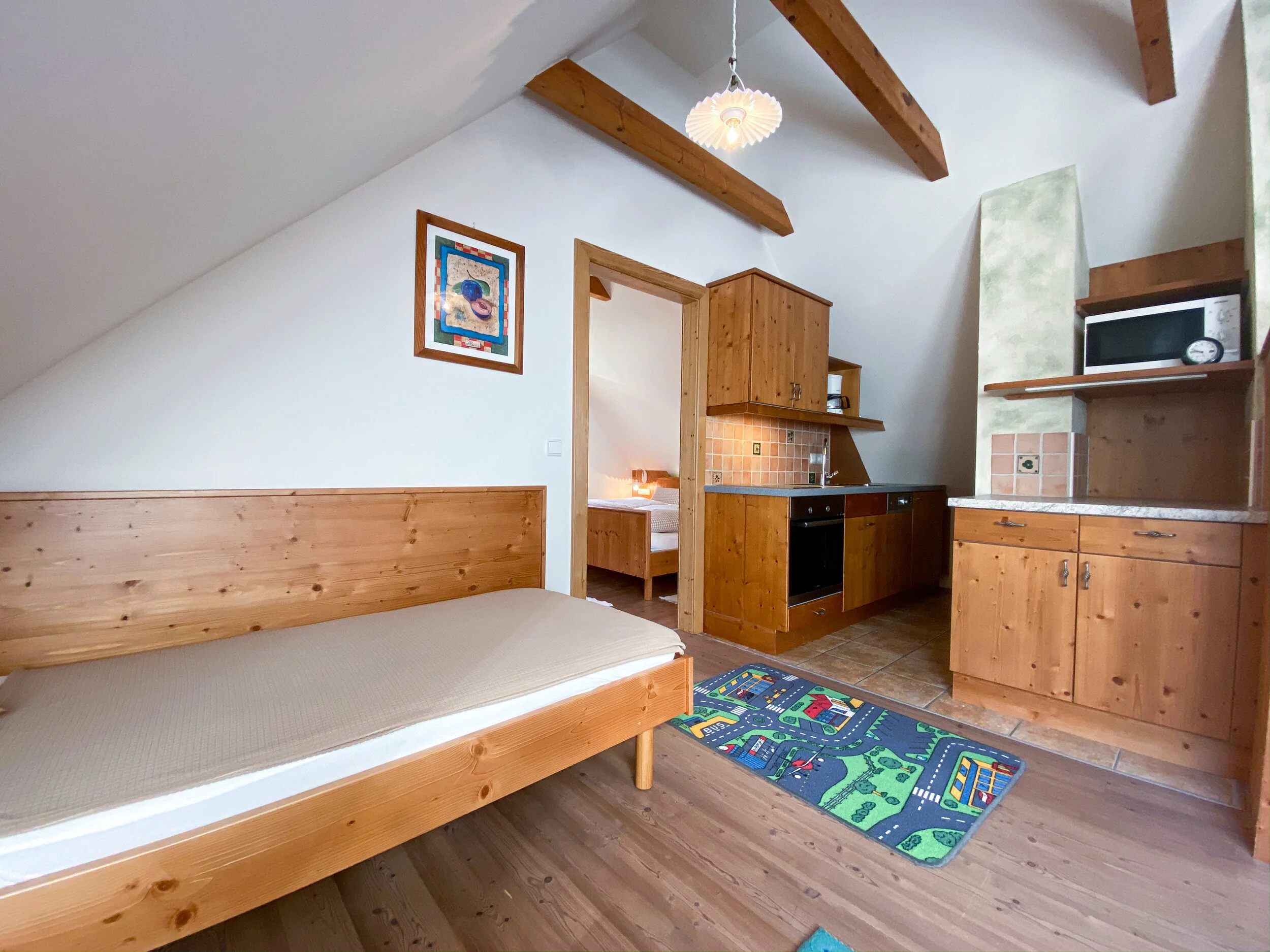 Küche mit Bick in Schlafzimmer Ferienwohnung Troadkastn