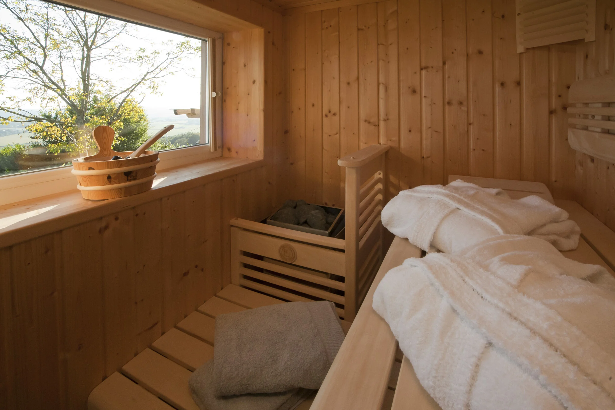 Sauna mit Fenster im modernen Ferienhaus "Das Nussberg © Witt