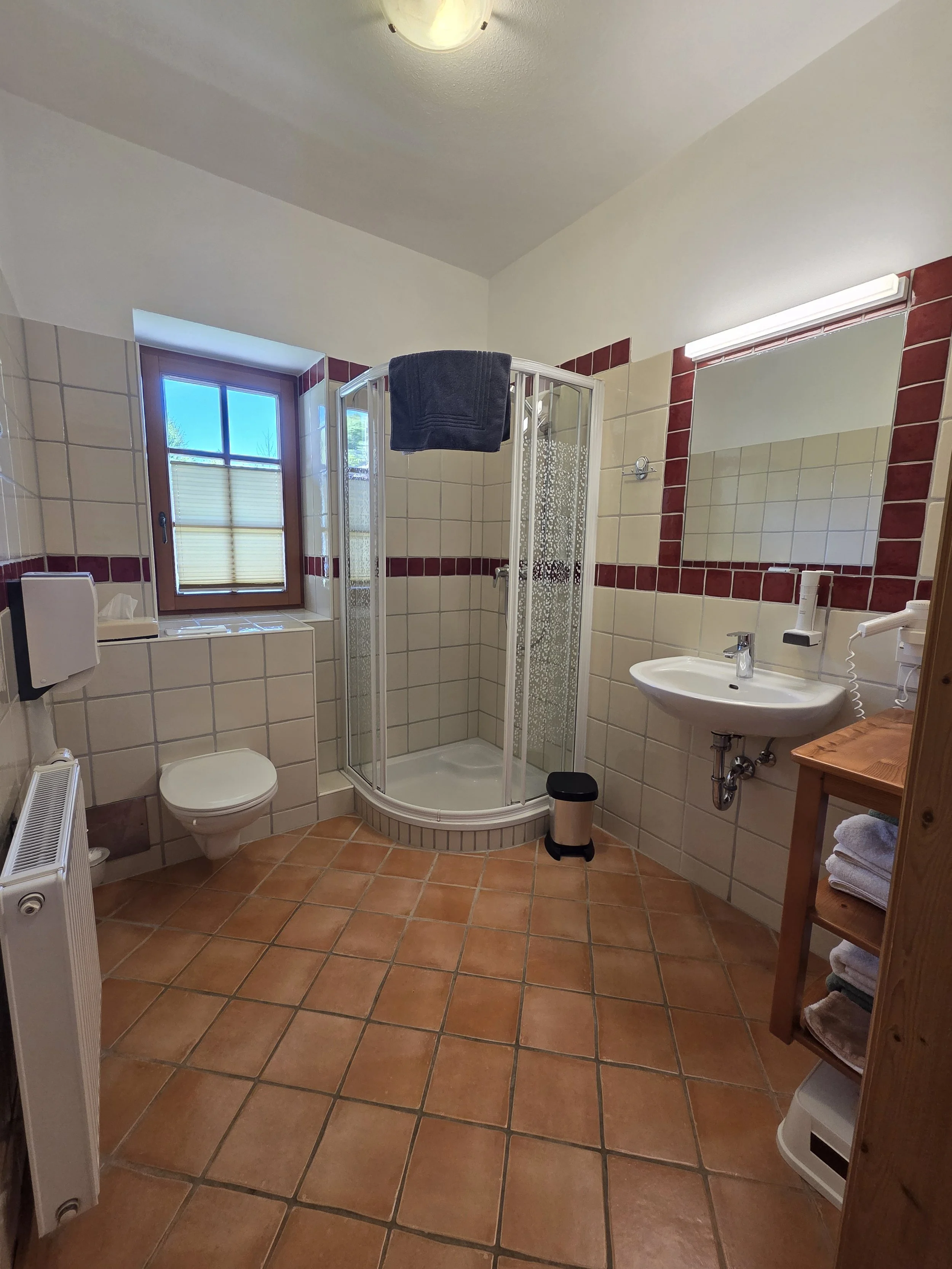 Badezimmer inklusive Dusche/WC der ebenerdigen Ferienwohnung s'Gwölb