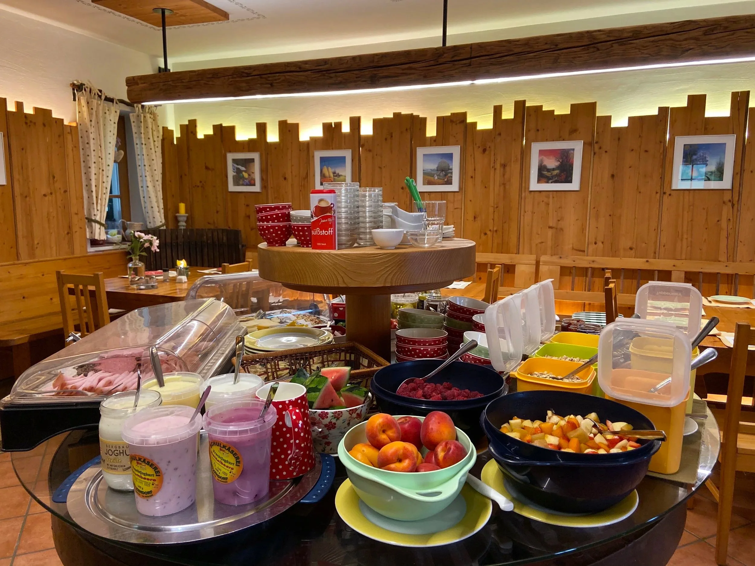 Frühstücksbuffet aufgebaut am Göpelrad am Kürbishof Gartner 