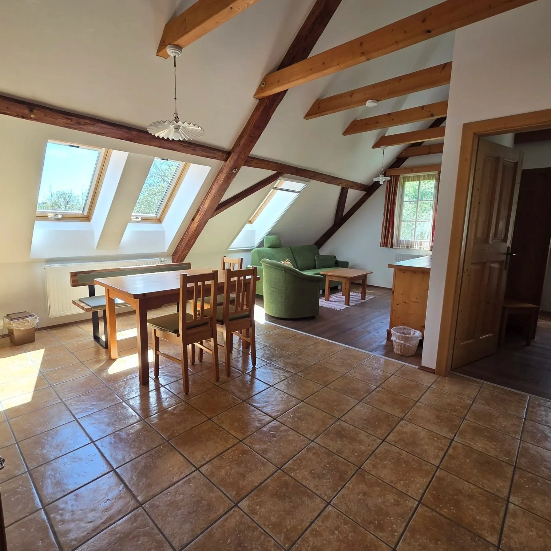 Wohn- und Essbereich der Ferienwohnung Heuboden