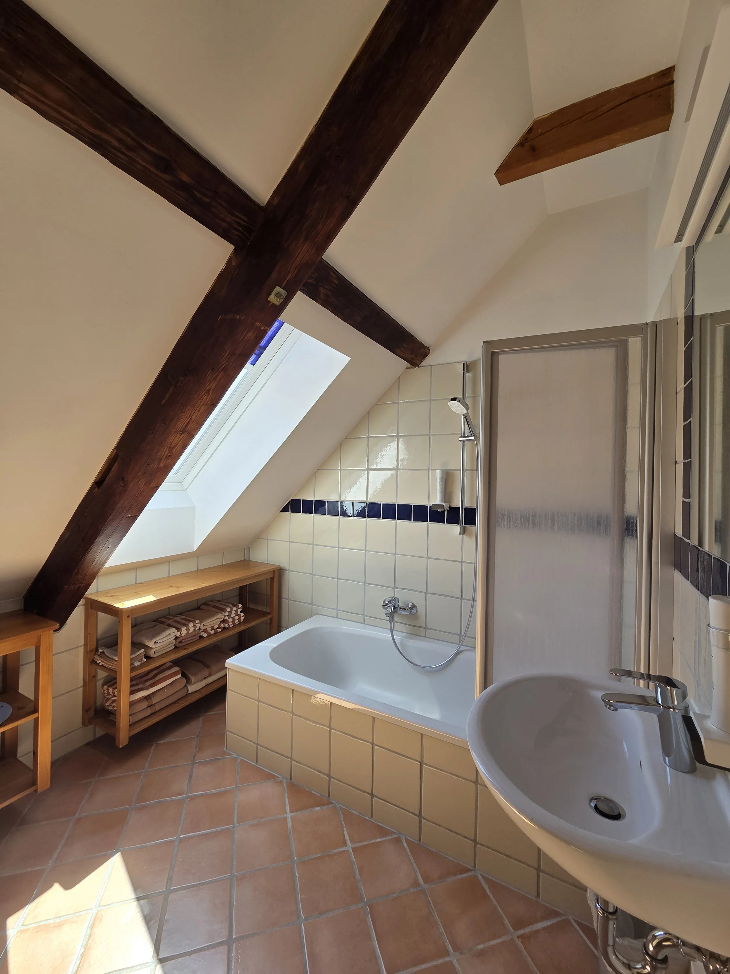 Badezimmer mit Badewanne in der Ferienwohnung Presshütte