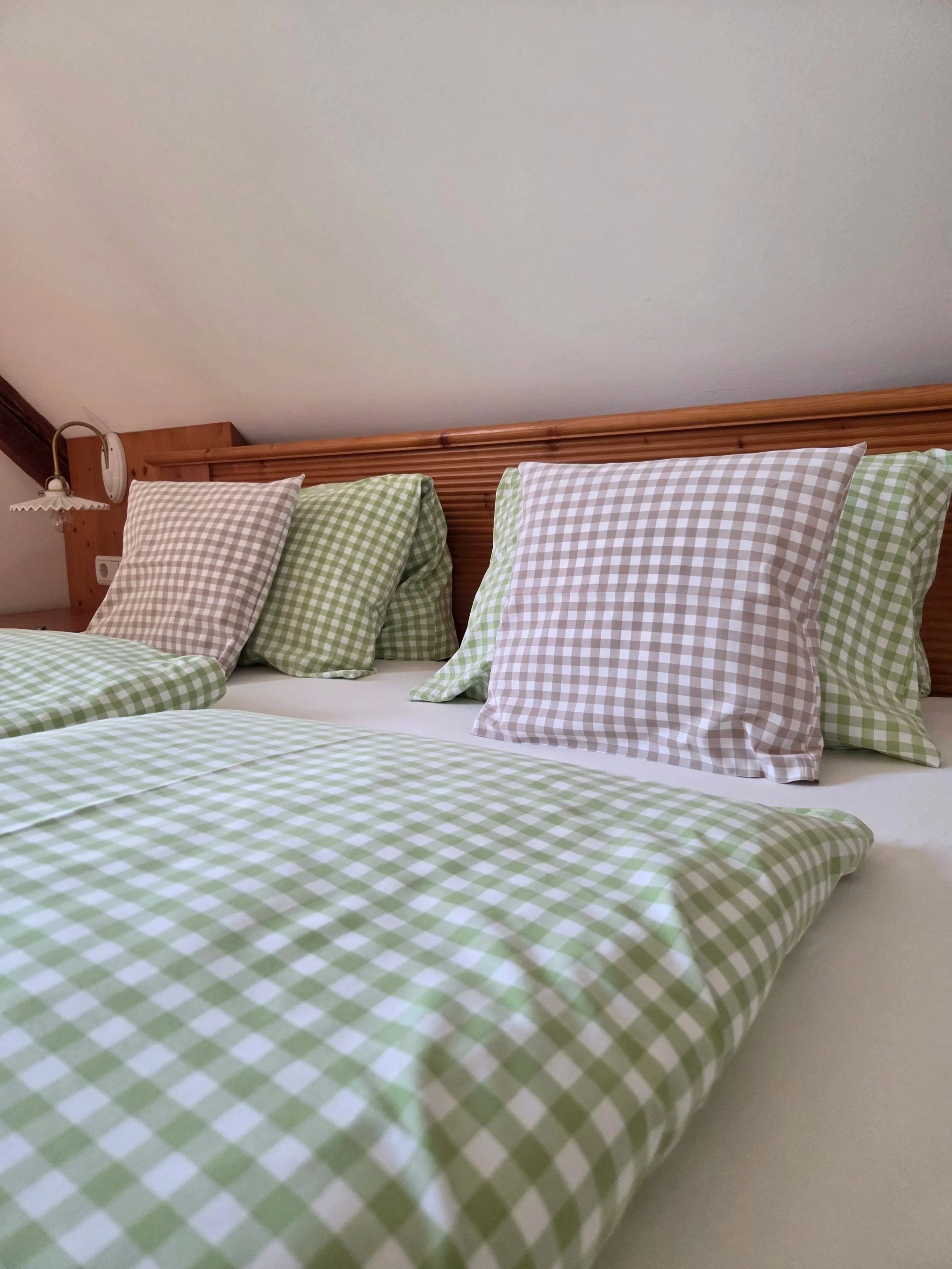 Blick auf Doppelbett in der Ferienwohnung Troadkastn
