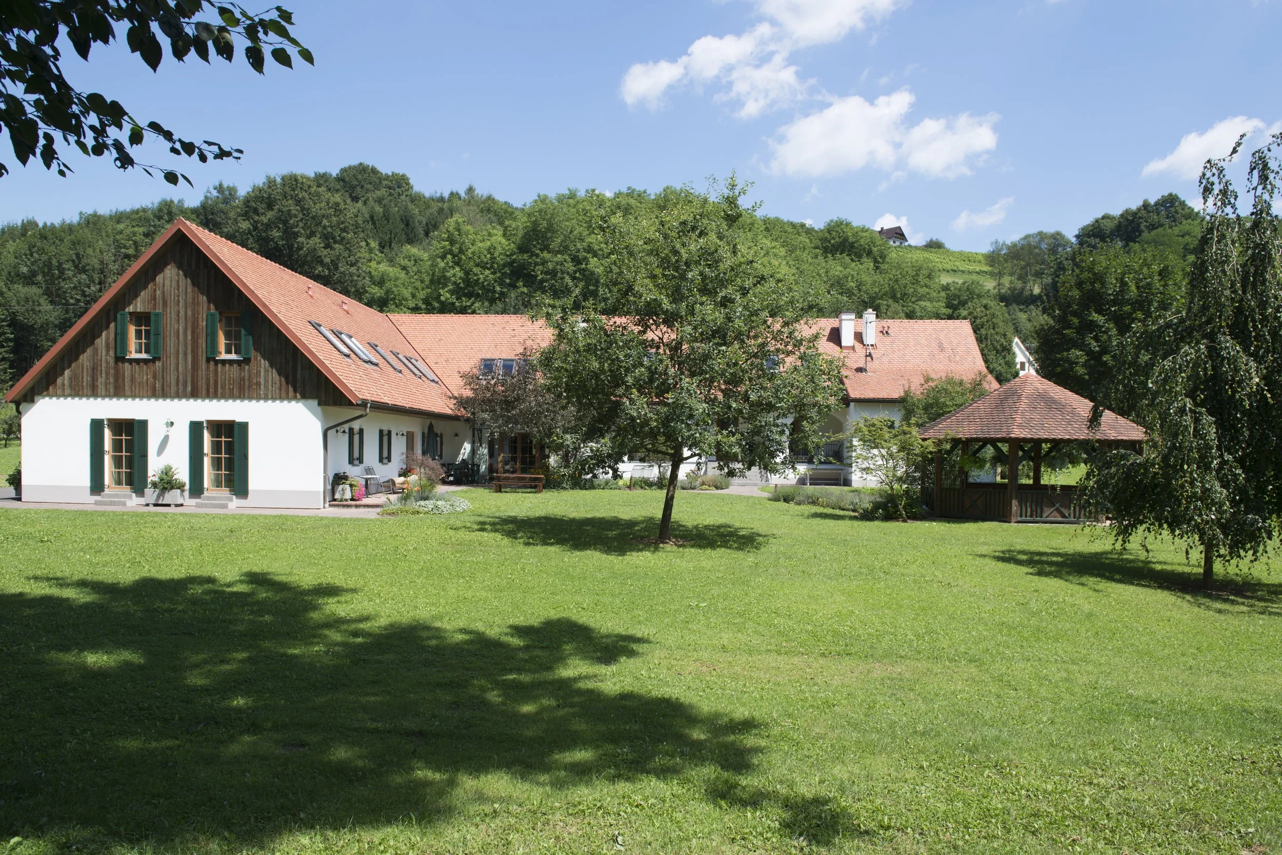 Außenansicht vom Hof mit Blick auf den Garten und Innenhof © Bernhard Bergmann