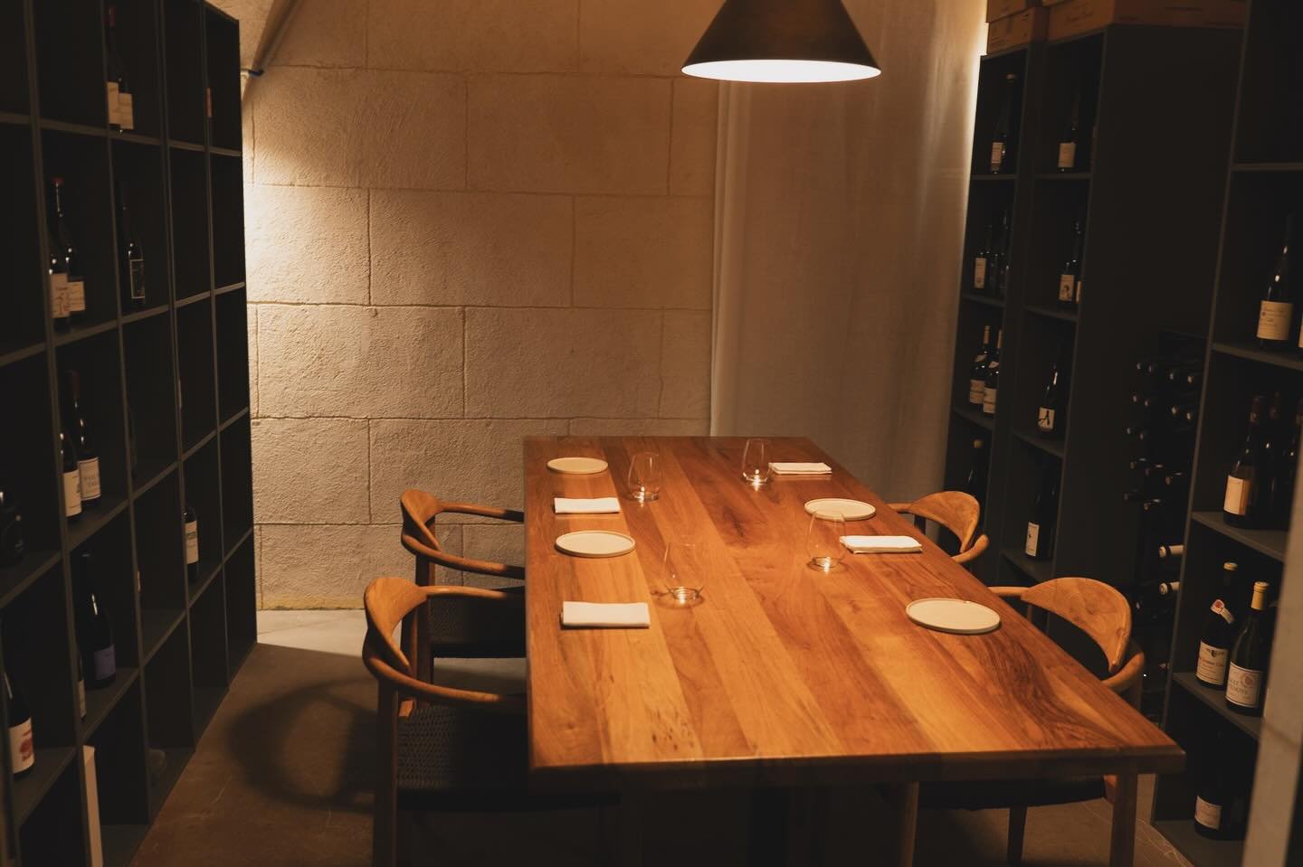 Saviez-vous que notre salon &laquo;&nbsp;Cave &agrave; vin&nbsp;&raquo; est privatisable ?  Parfaitement adapt&eacute; &agrave; des moments plus intimes ou &agrave; des &eacute;v&eacute;nements priv&eacute;s. 

N&rsquo;h&eacute;sitez pas &agrave; con