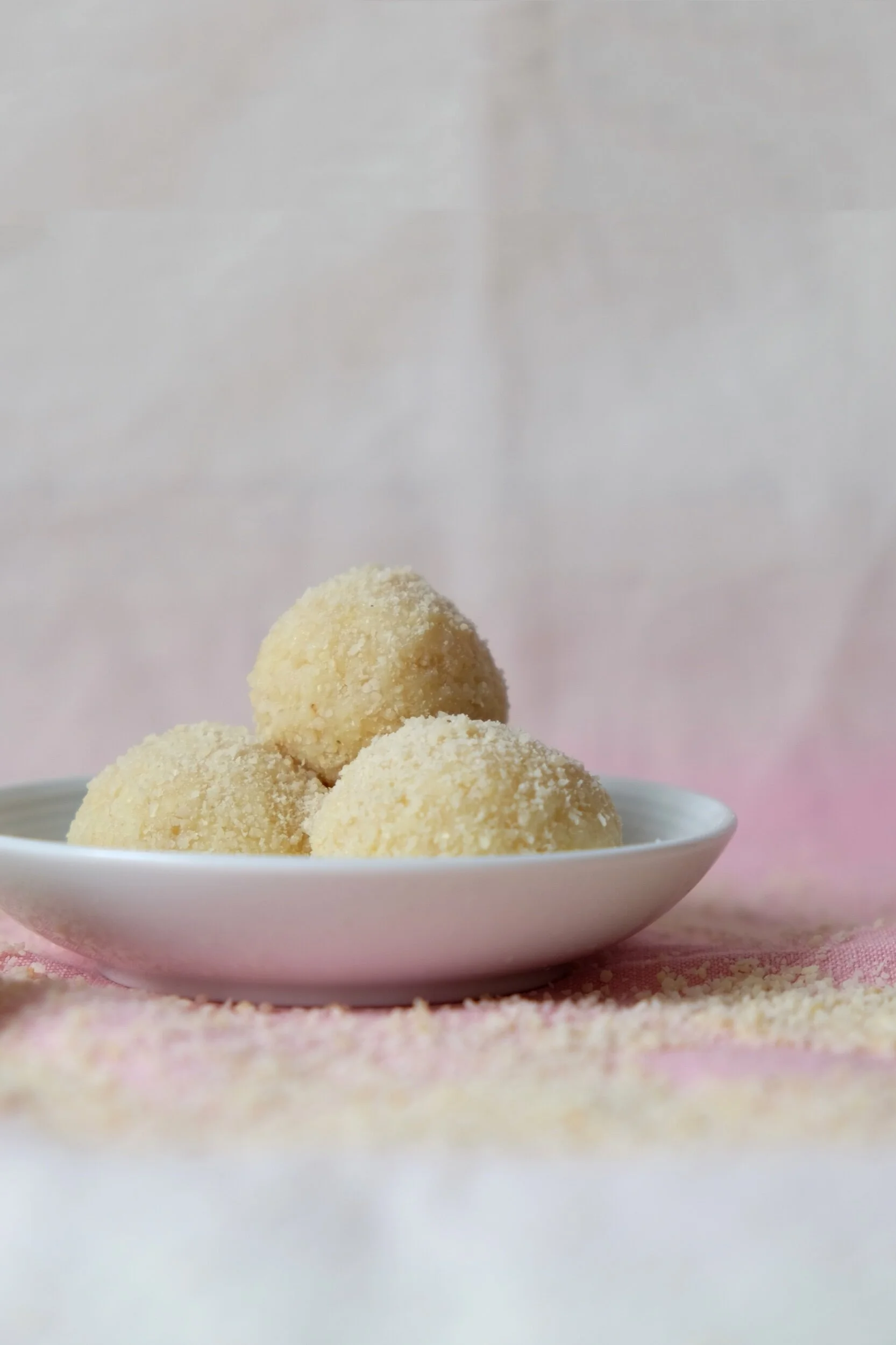 WHITE CHOCOLATE ALMOND TRUFFLES