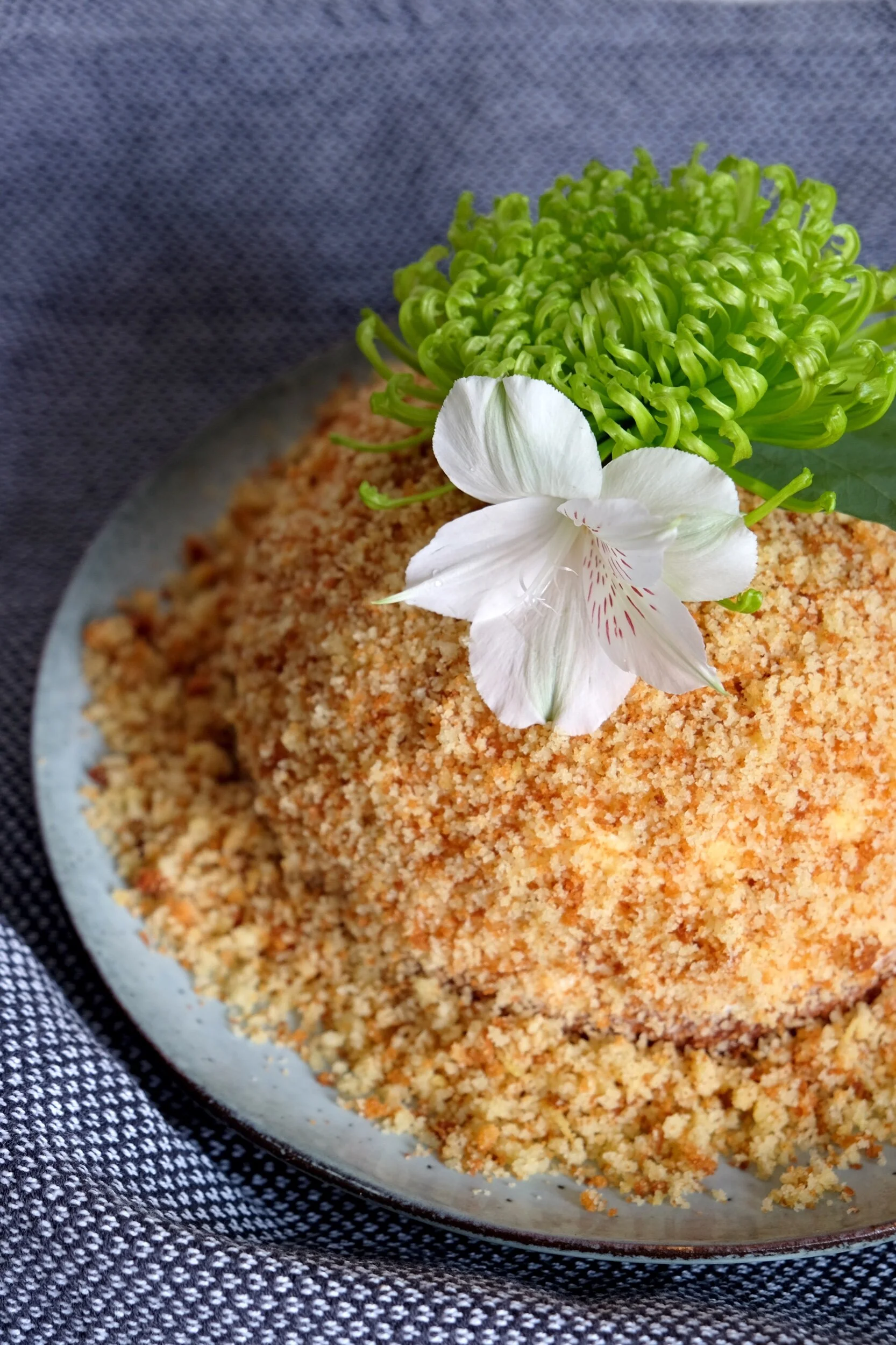 WHITE MOLE HILL CAKE WITH STRAWBERRIES