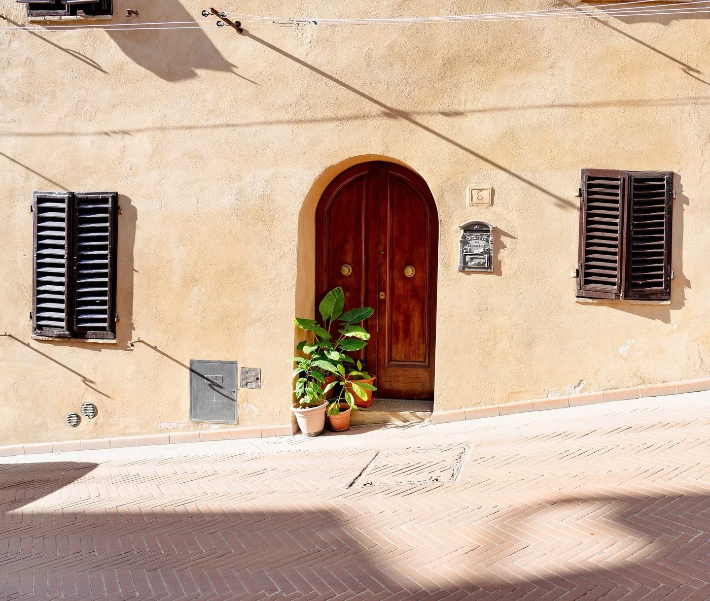 #TBT 30 minutes in San Gimignano. Managed to get the world&rsquo;s best gelato right as they opened! 🍨 
It&rsquo;s been 2 years exactly since we left for our honeymoon in Italy. 🇮🇹🍝☕️🍷
&bull;
&bull;
&bull;
#liveauthentic #livefolk #ourplanetdail