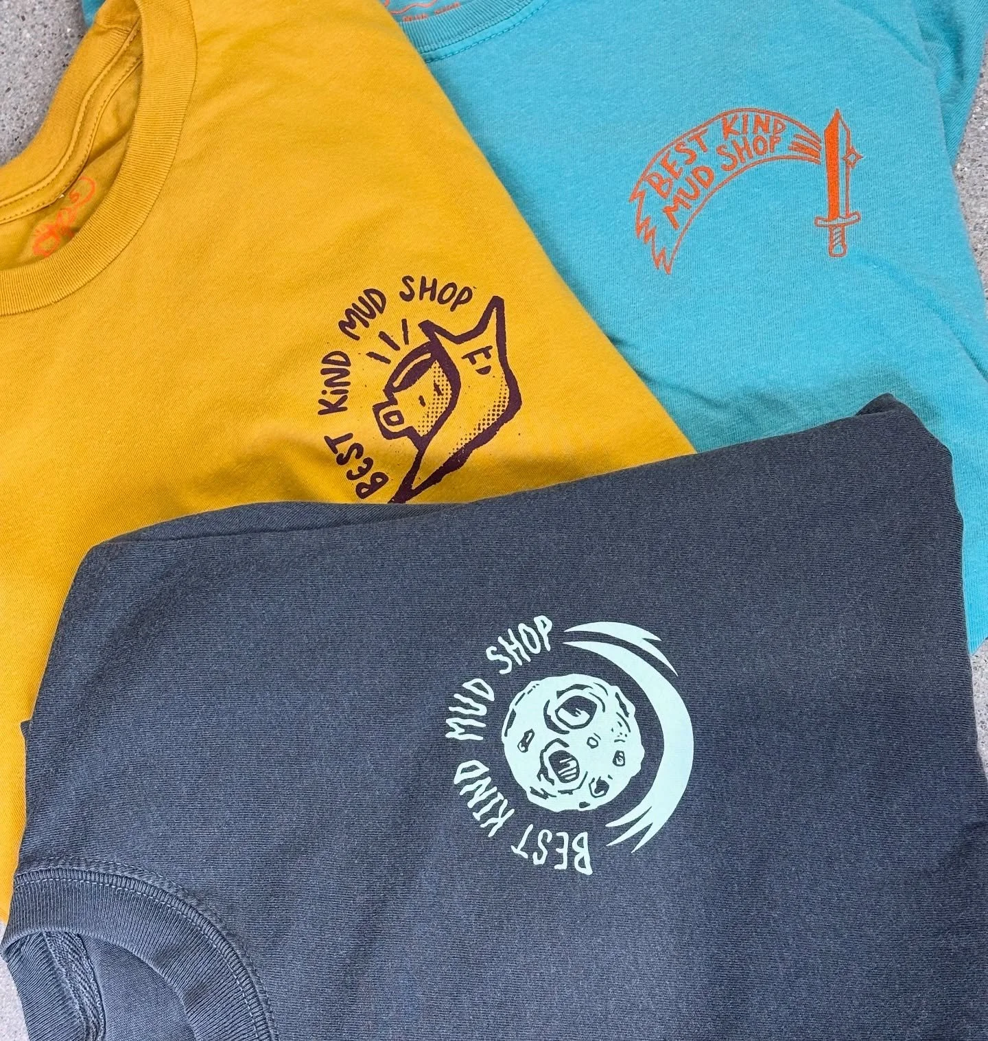 Heckin cool tees, designed and printed in-house for the amazing @bestkindmudshop 🗡️ 🌕 🐌  Check out her pottery shop for good times and all your clay needs - and to get your hands on this wicked fresh merch! 
Need design and or merch for your busi