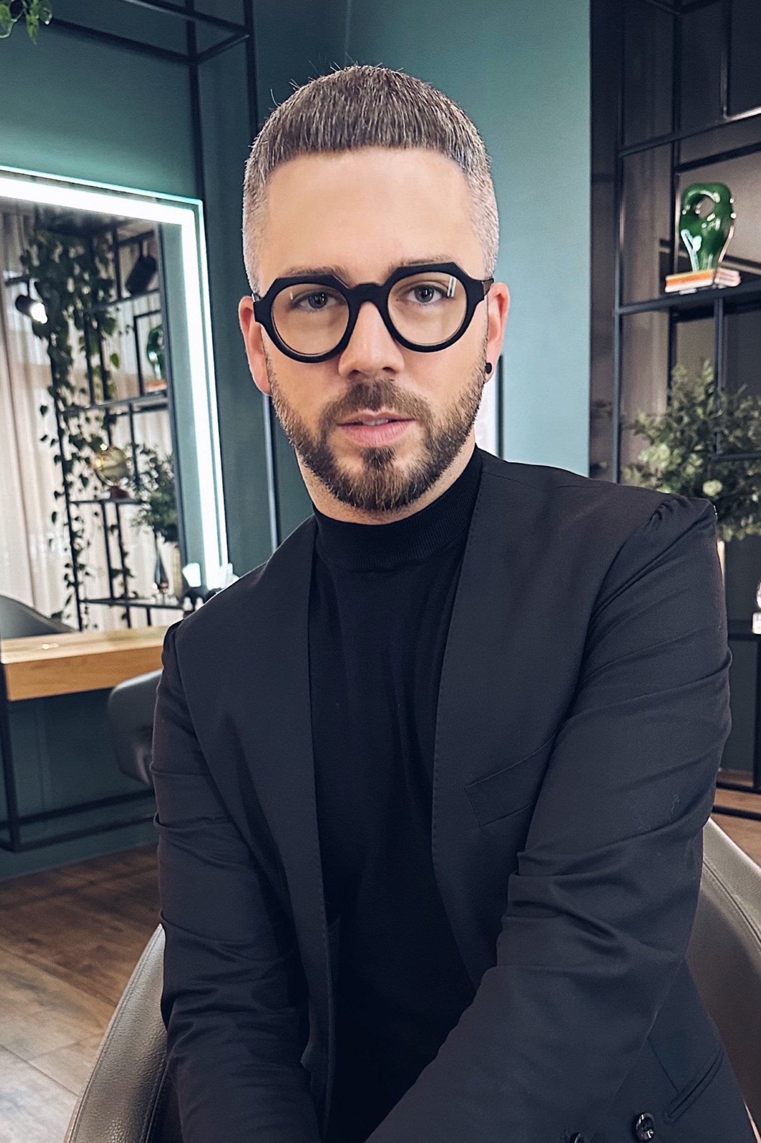Martin Dürrenmatt Hair Atelier ► Martin • Director • Hairstylist + Make Up Artist • Jetzt Team kennenlernen.