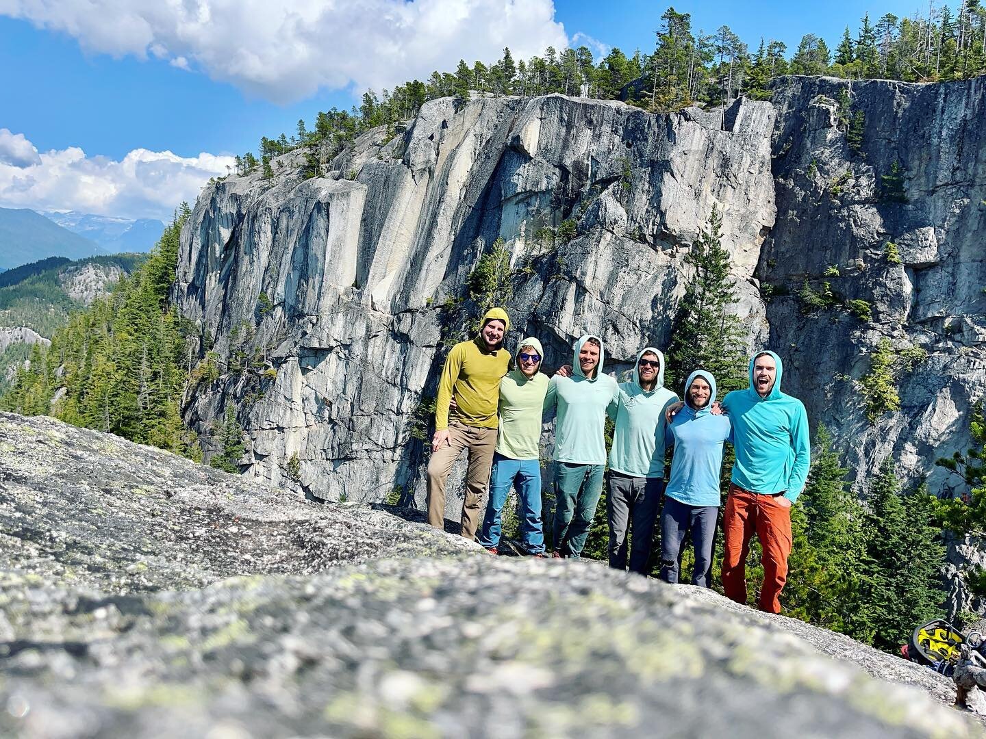 I guess we&rsquo;ve landed on a preferred #wallclimbing uniform 😂 
The quintessential @patagonia Sunhoodie 🌈 

📸 the crew after a romp up Angel&rsquo;s Crest on The Chief - @jakeyjs13 @samdaulton @ian9139 @earthrockandsound @swartz.michael @remyfr