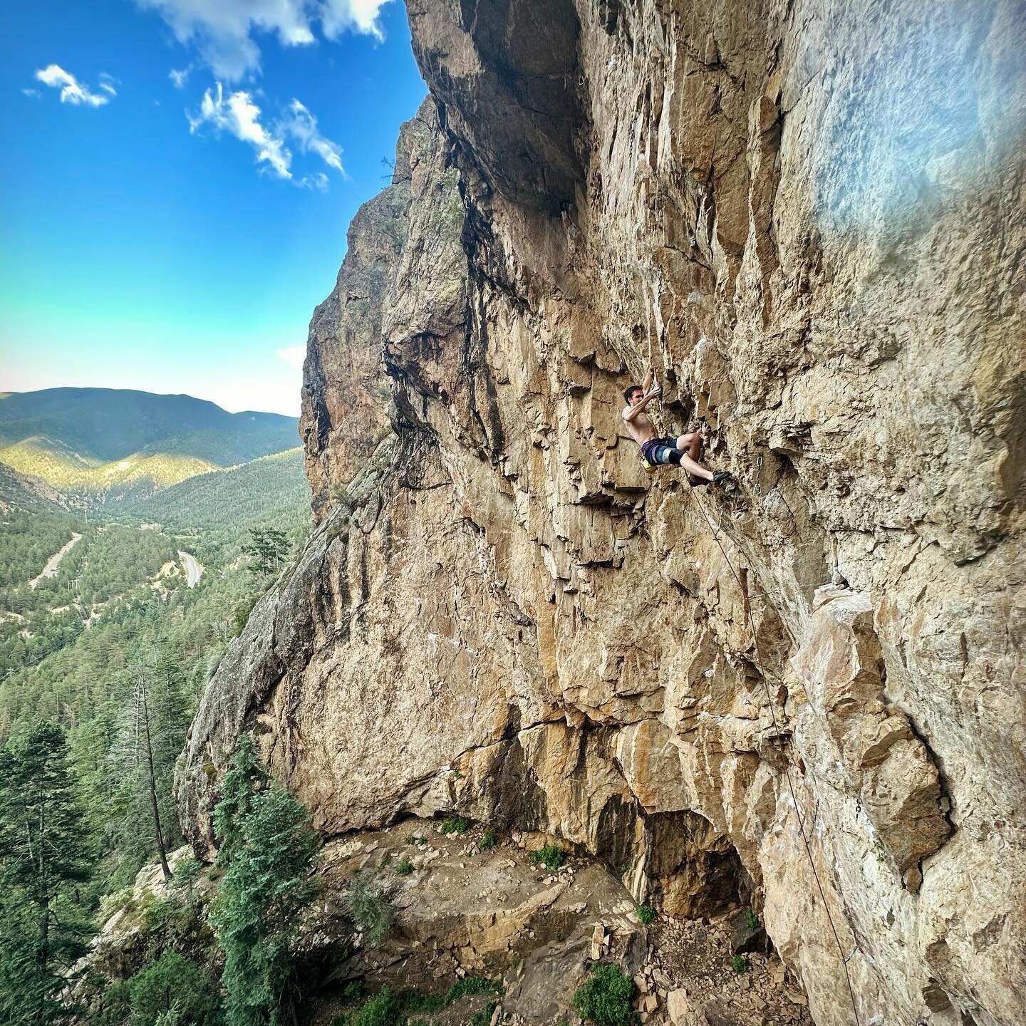 Last week I did the FFA of a new line 
@doubledsonit and I bolted this summer! Meet &ldquo;Mufasa&rdquo; (14a?): Rifle-style bouldering with improbable pinches, underclings, compression slopers, and kneebars. That&rsquo;s just the first crux. After a