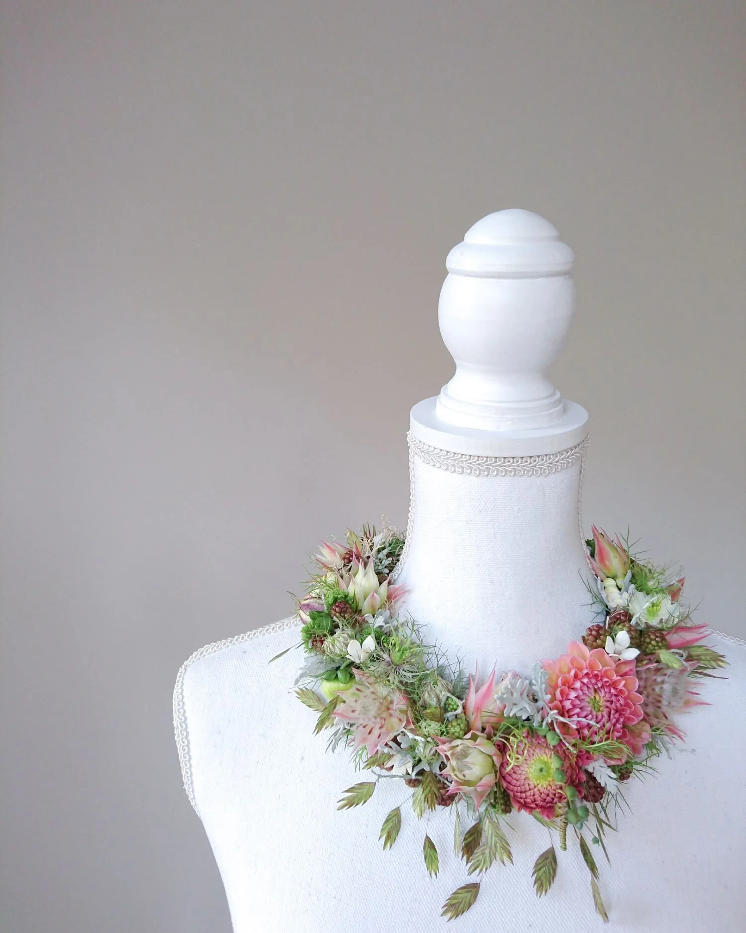 Collana di fiori estiva fatta con dalie, e altri fiori che si trovano a Roma in estate.