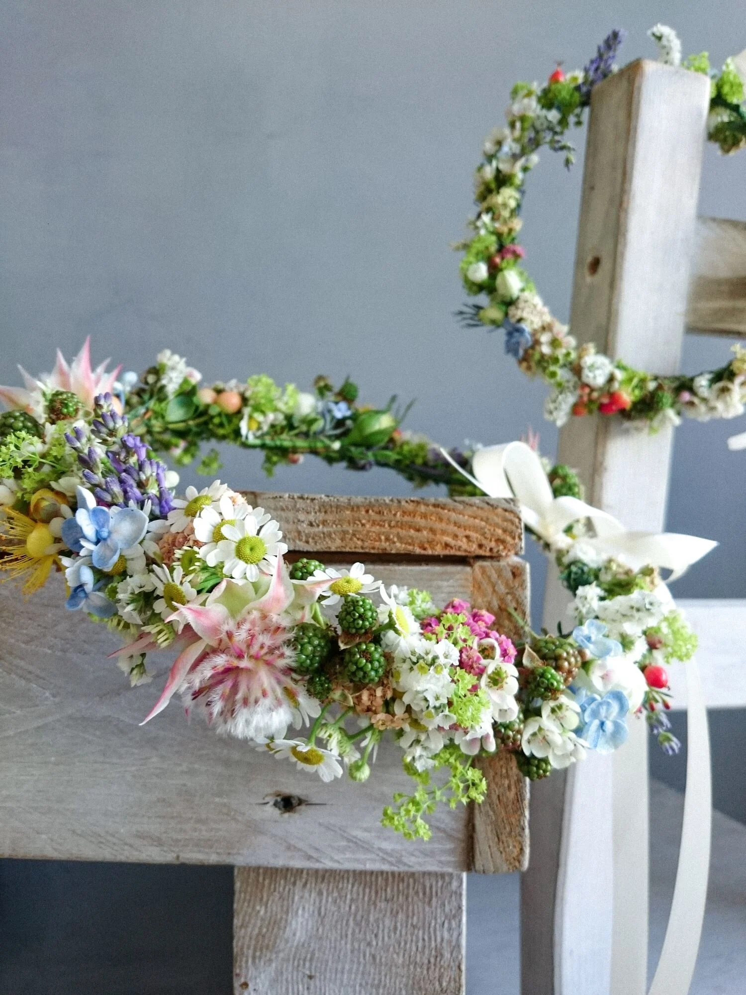 Coroncina di fiori di campo primaverili a Roma.