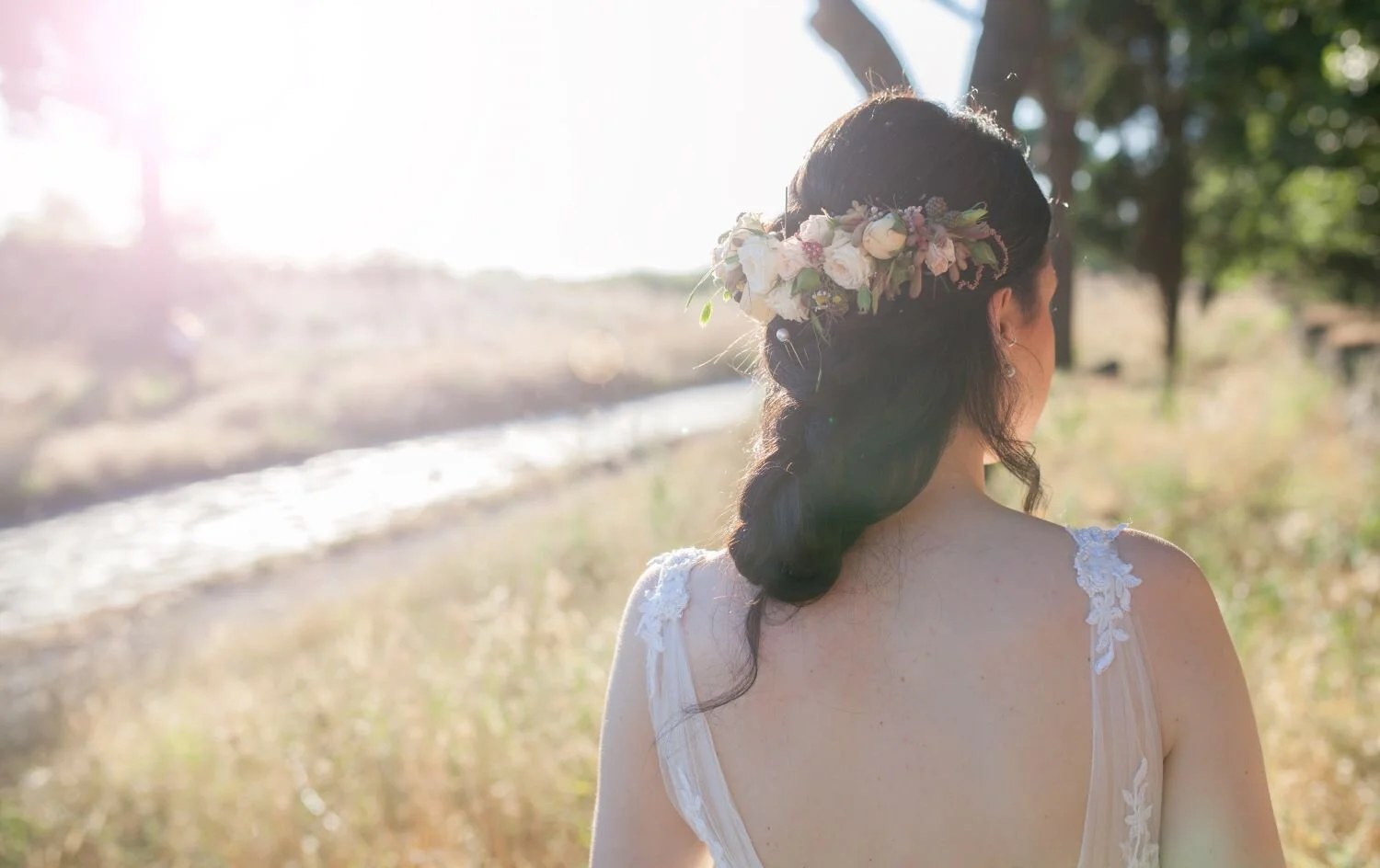 Fermaglio di fiori. Sposa di giugno.