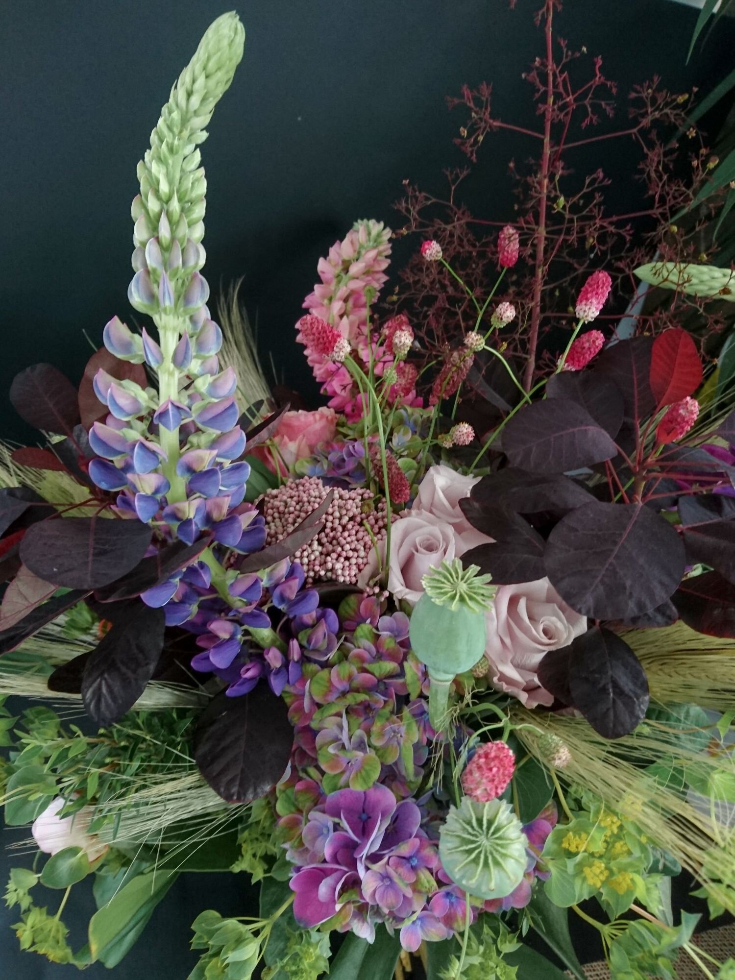 Spring bouquet of lupins and other spring flowers. Bouquet di primavera di lupini e altri fiori.