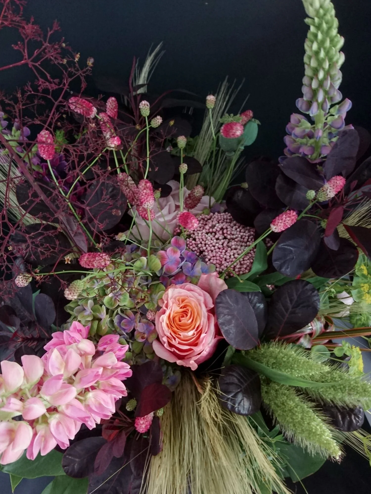 Spring bouquet of pink lupins and other colorful spring flowers. Bouquet primaverile di lupini rosa e altri fiori