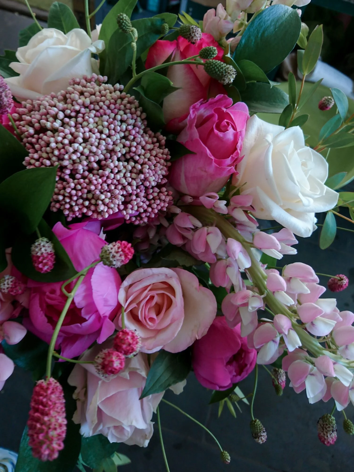 Mothers day flowers. Bouquet of pink flowers in spring. Festa della Mamma. Bouquet di fiori rosa in primavera.