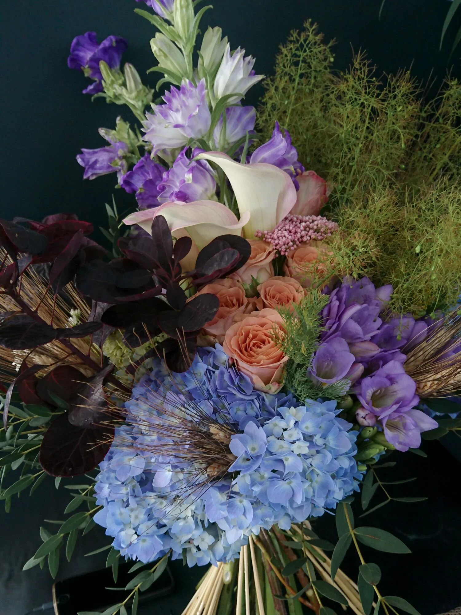 Blue and purple colorful spring bouquet of hydrangea, fresias and other spring flowers. Bouquet primaverile di ortensia blu e altri fiori di primavera.