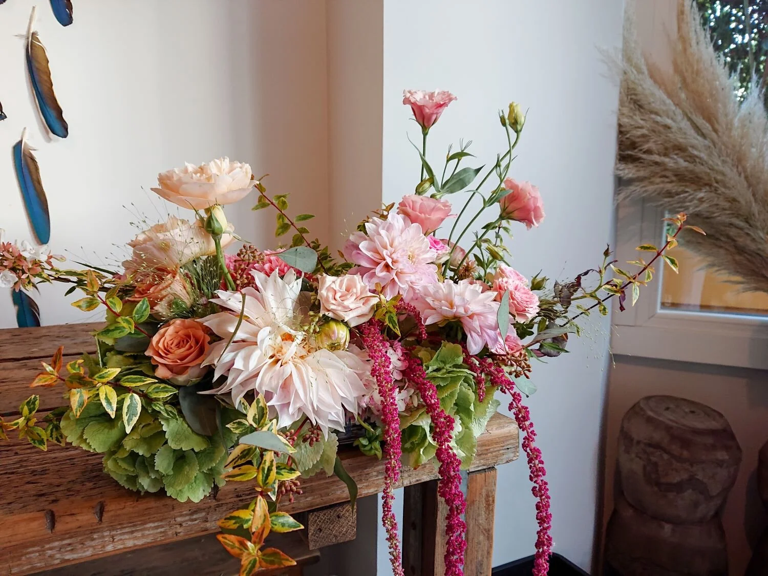 Summer flowers. Low floral arrangement for the altar. Pink dahlias, green hydrangea, cappucino roses, amaranthus, pink lisianthus. Composizione per l'altare, di dalie rosa, rose cappuccino, ortensia verde, amaranto. Fiori estivi.