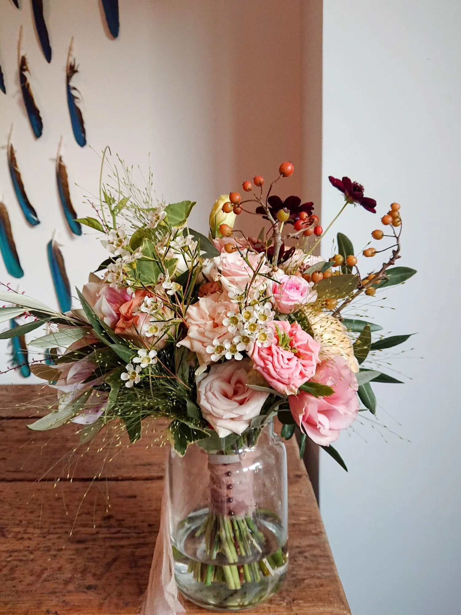 Bridal bouquet of summer flowers, pink roses, wax flower, chocolate cosmos. Tyed with a silk ribbon. Bouquet da sposa estivo di rose rosa e altri fiori. Leggato con un nastro di seta.