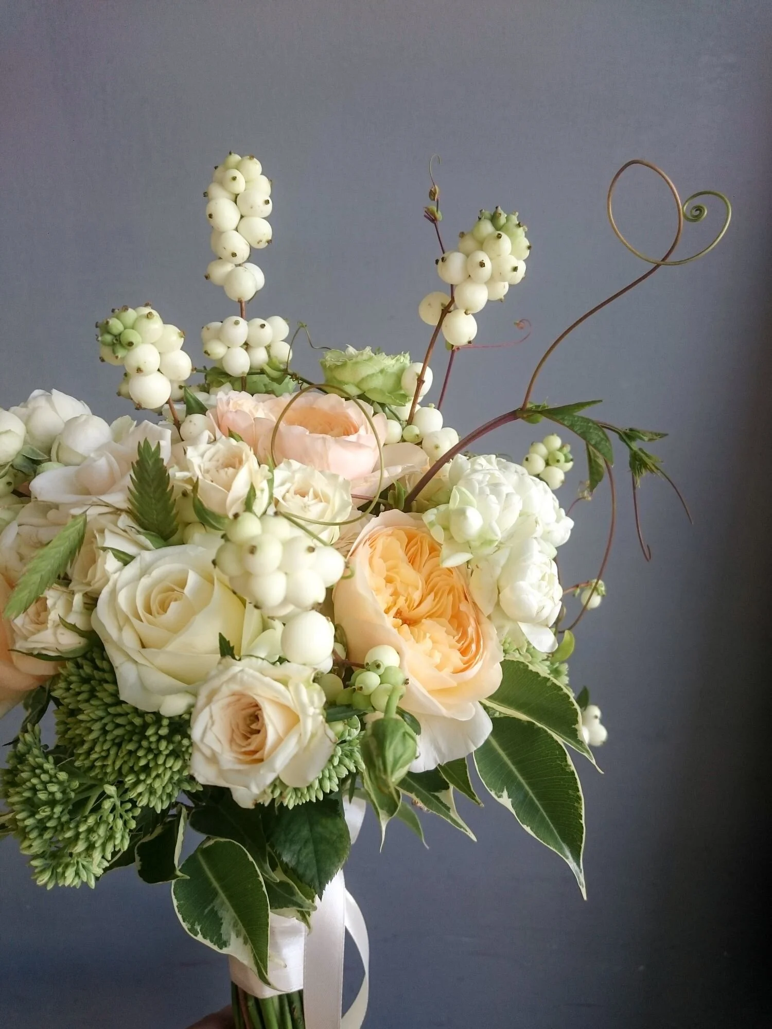 Late summer bridal bouquet, of peach juliet roses and white snowberries. Bouquet da sposa estiva di rose juliet, e bacche bianco (symphoricarpo).