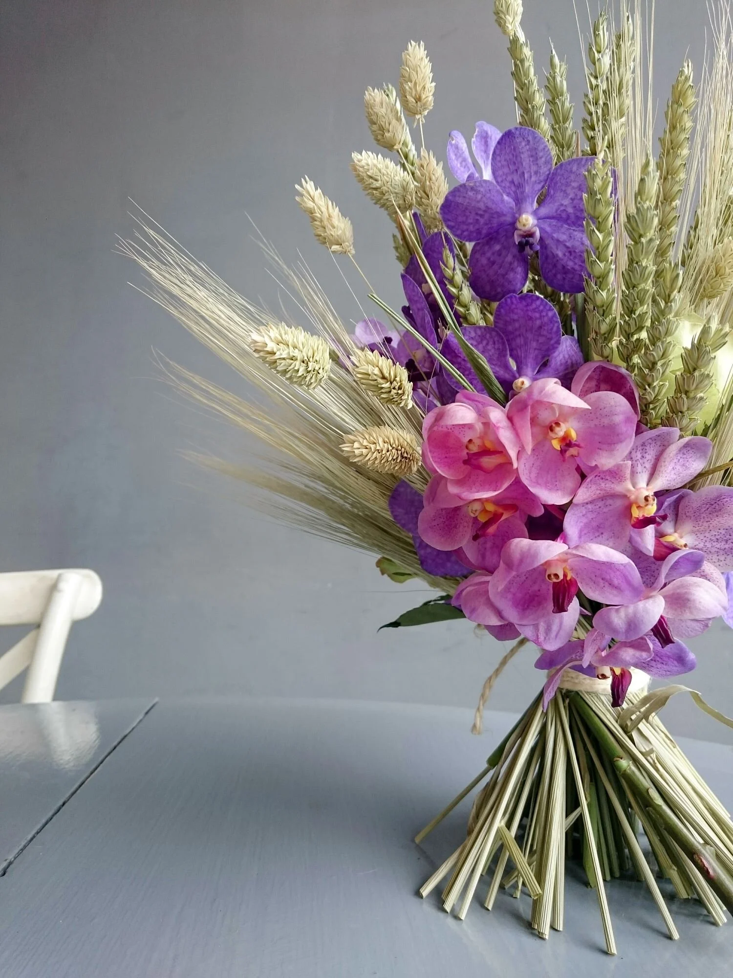 Country and elegant bouquet of purple orchids, wheat and grain. Bouquet di orchidee viola e spighe di grano. 
