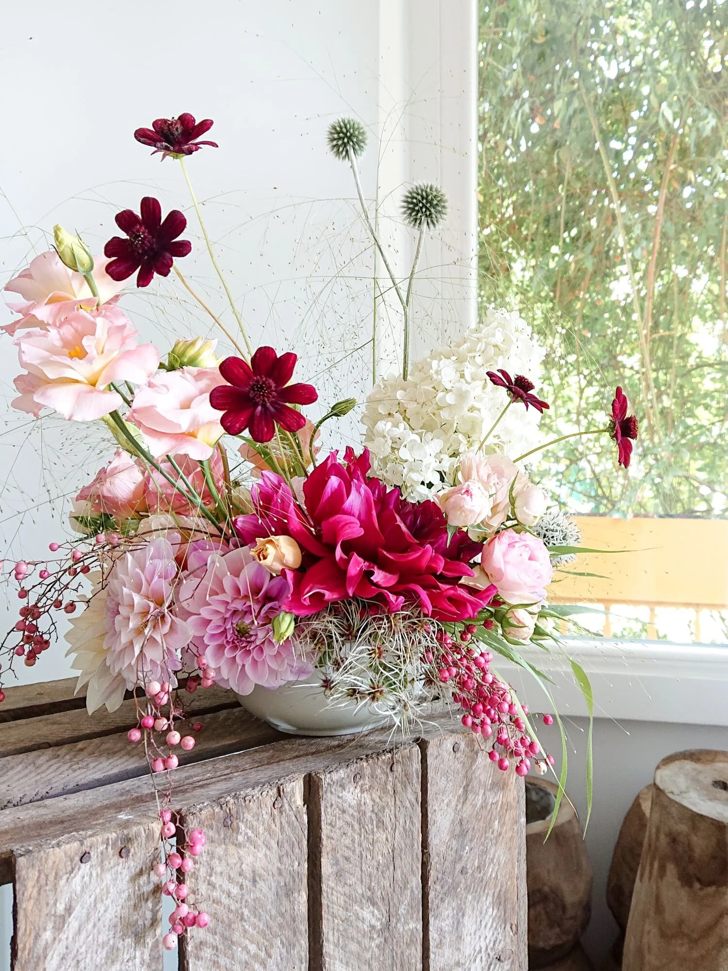 Floral centerpeice of pink dahlias, burgundy dahlias, chocolate cosmos, pink lisanthus and white hydrangeas. Centrotavola di fiori, dalie rosa, dalie bordeaux, lisiantus rosa, ortensie bianco e cosmea.