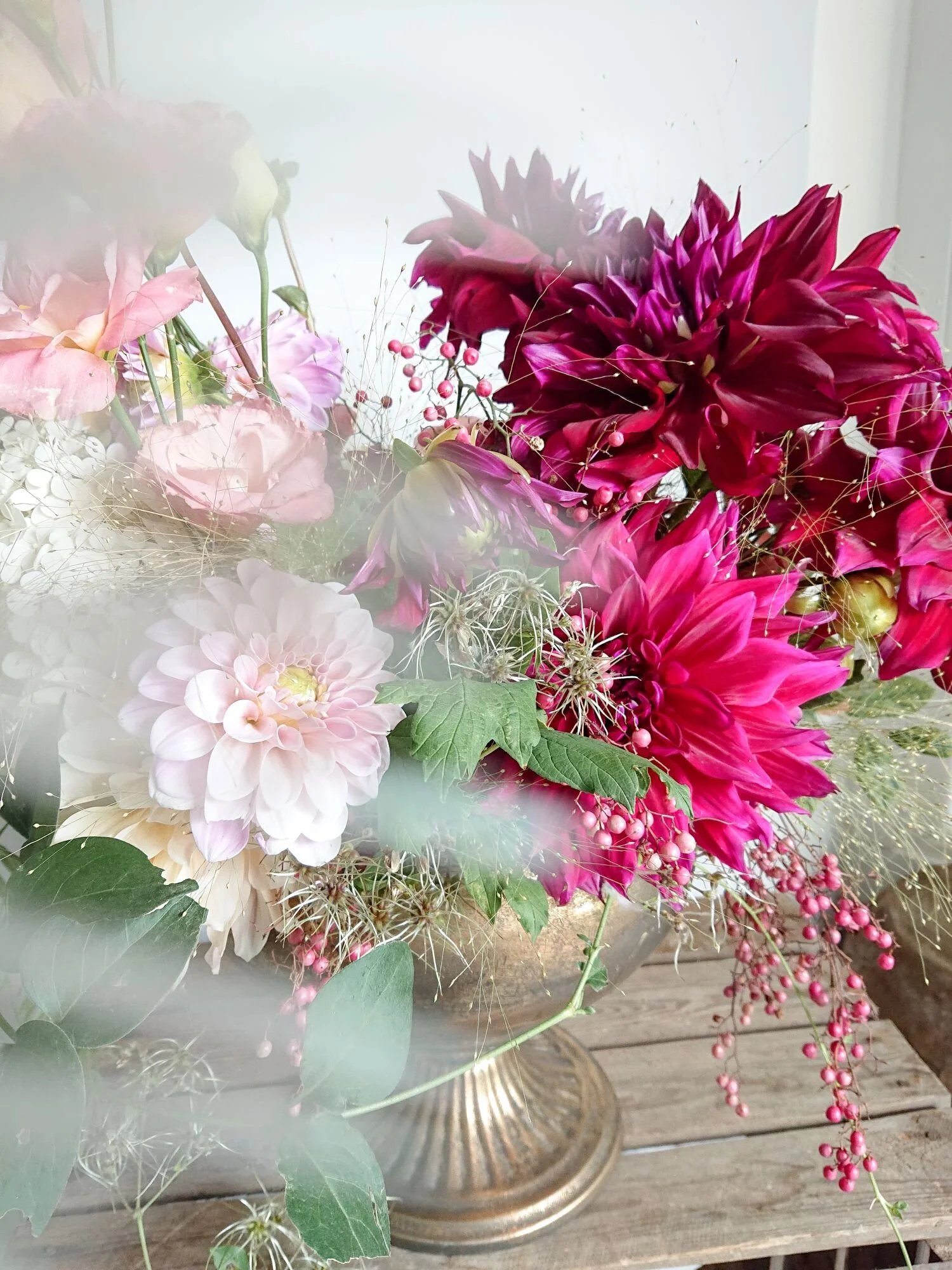Urn arrangement of dark pink dinnerplate dahlias, light pink dahlias and other summer flowers. Composizione di dahlie colore rosa scuro, rosa chiaro e altri fiori estivi. 
