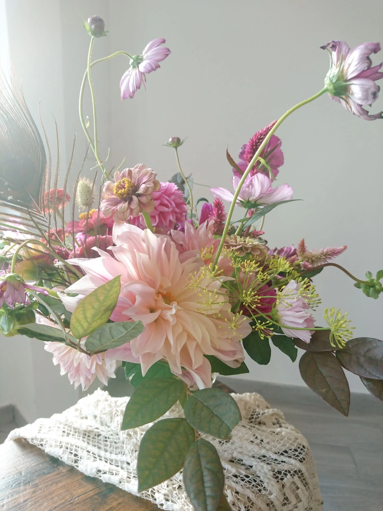 Details of an early autumn centerpiece. Pink dahlia, wind yellow fennel and other flowers. Dettagli di un centrotavola del inizio di autunno. Dalie rosa, finocchio giallo e altri fiori.