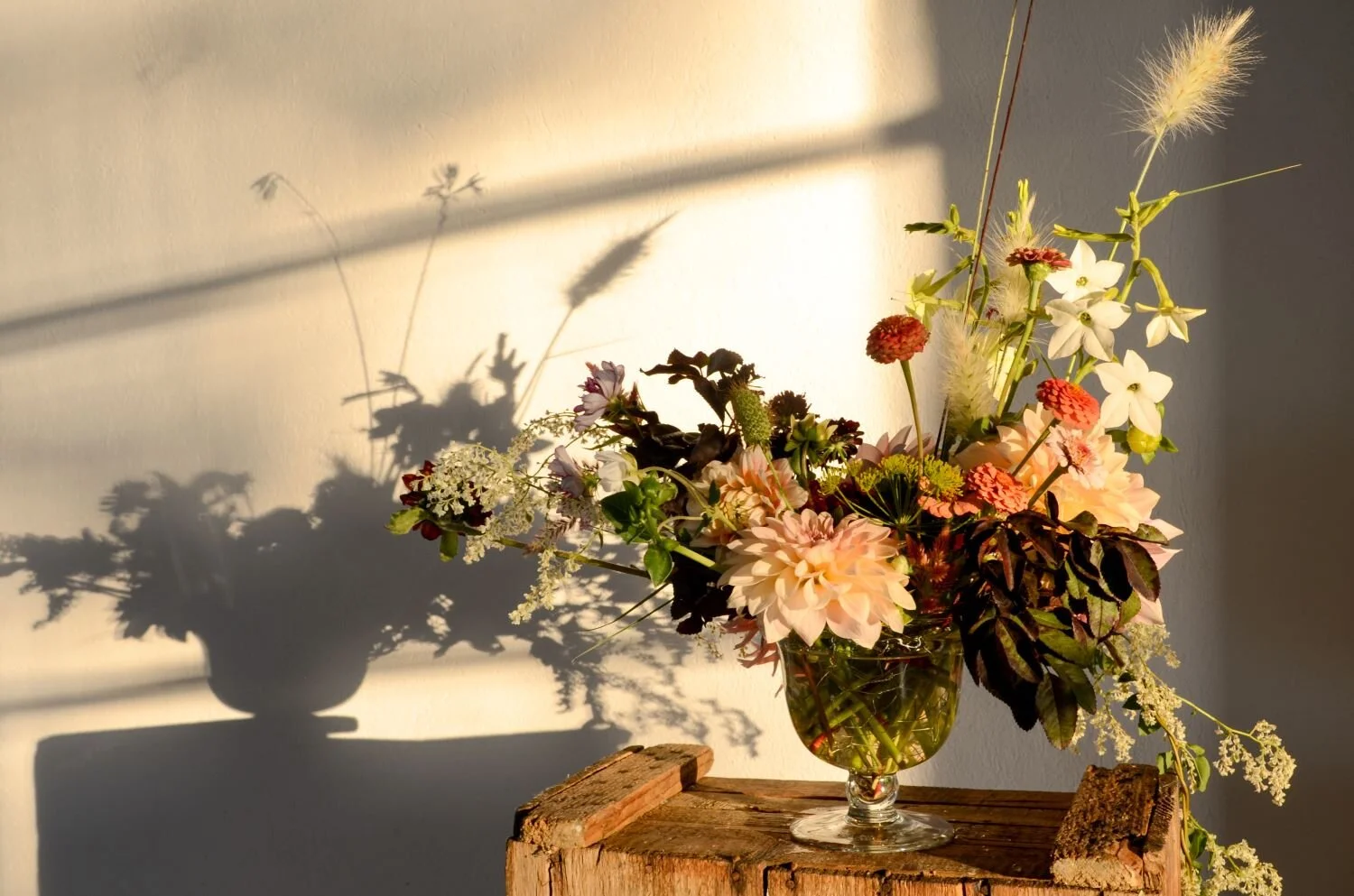 Details of an early autumn centerpiece. Pink dahlia, wind yellow fennel and other flowers. Dettagli di un centrotavola del inizio di autunno. Dalie rosa, finocchio giallo e altri fiori.