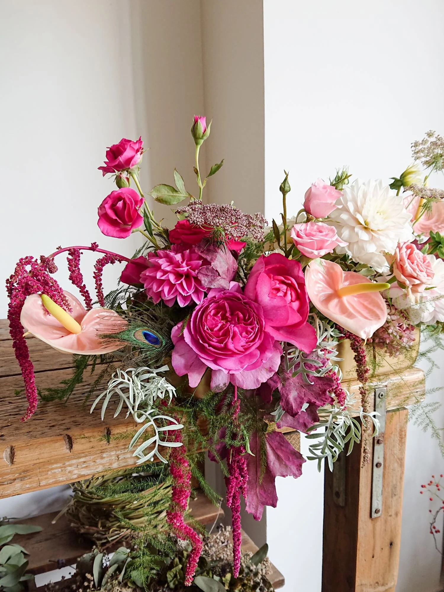 Altar floral arrangemene of fuchsia, pink and white dahlias, anthurium and roses. Composizione floreale per l'altare di fiori colori fuxsia e rosa. Anturium, rose e dalie.